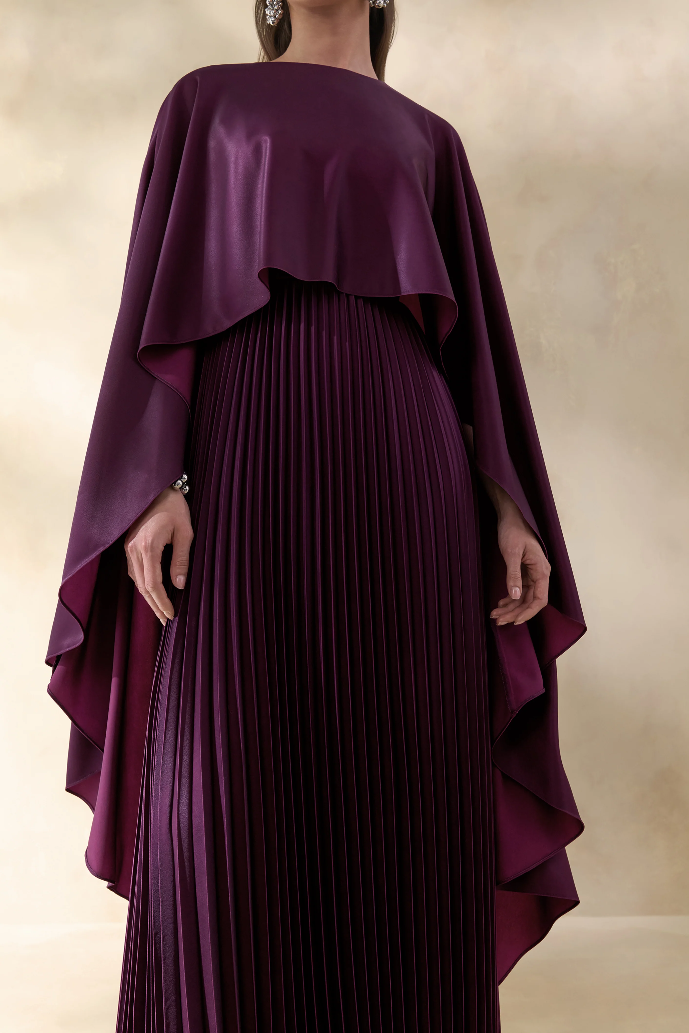 Loradia | Robe longue prune foncé en satin à encolure ronde avec manches cape et jupe plissée - Image 6