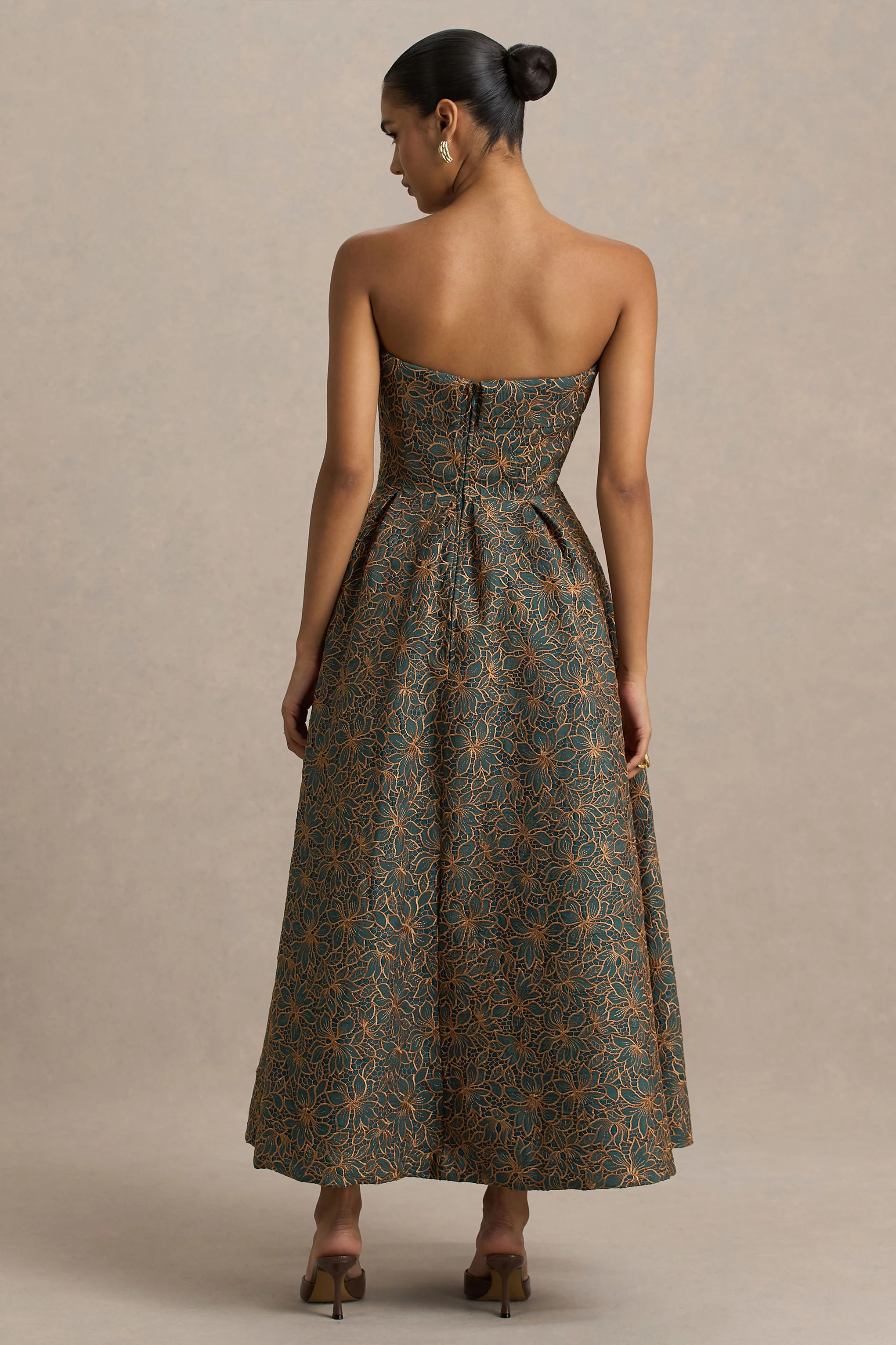 Loretta | Robe mi-longue à encolure bandeau brodée vert foncé et rouille - Image 2
