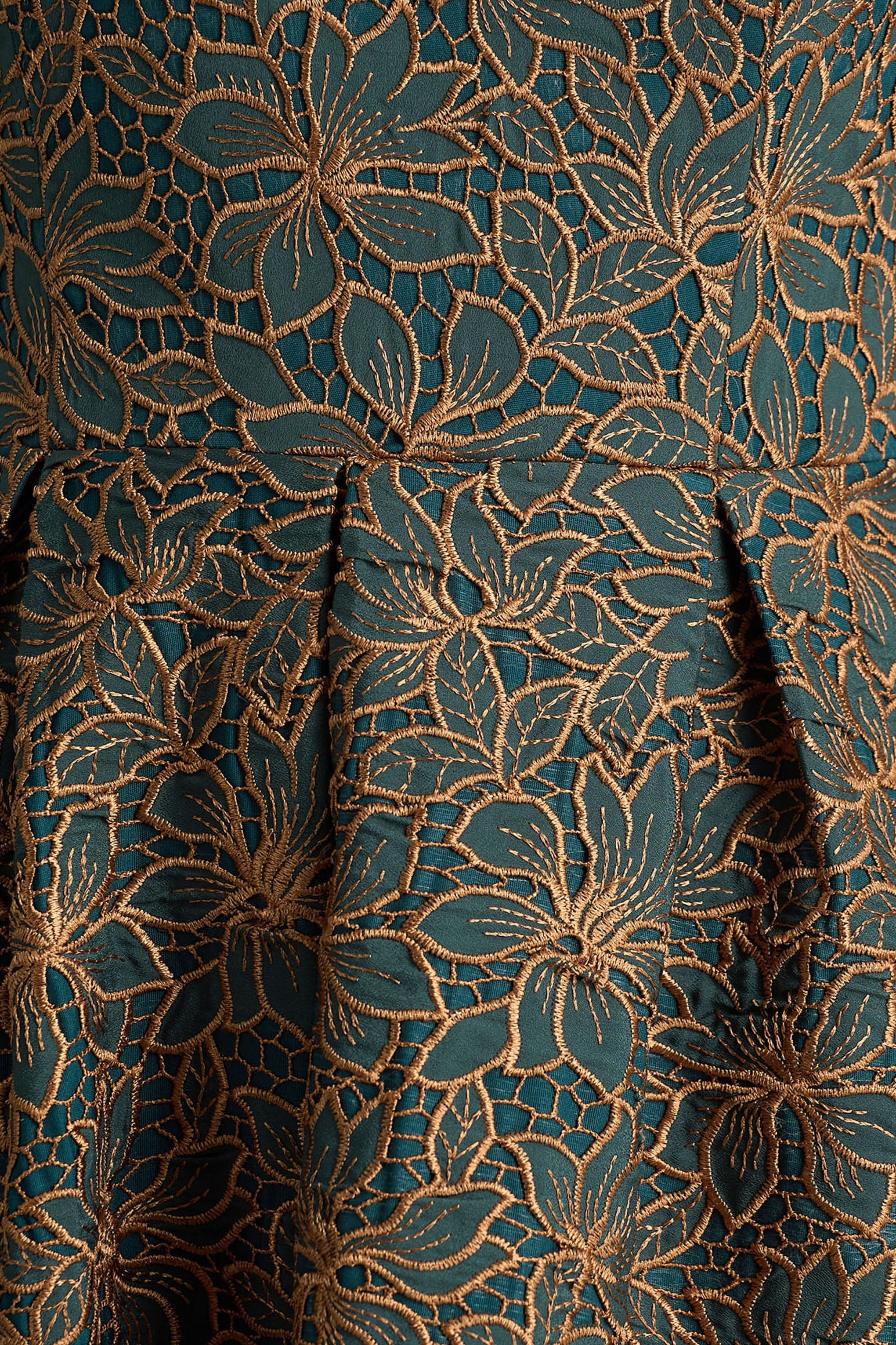Loretta | Robe mi-longue à encolure bandeau brodée vert foncé et rouille - Image 6