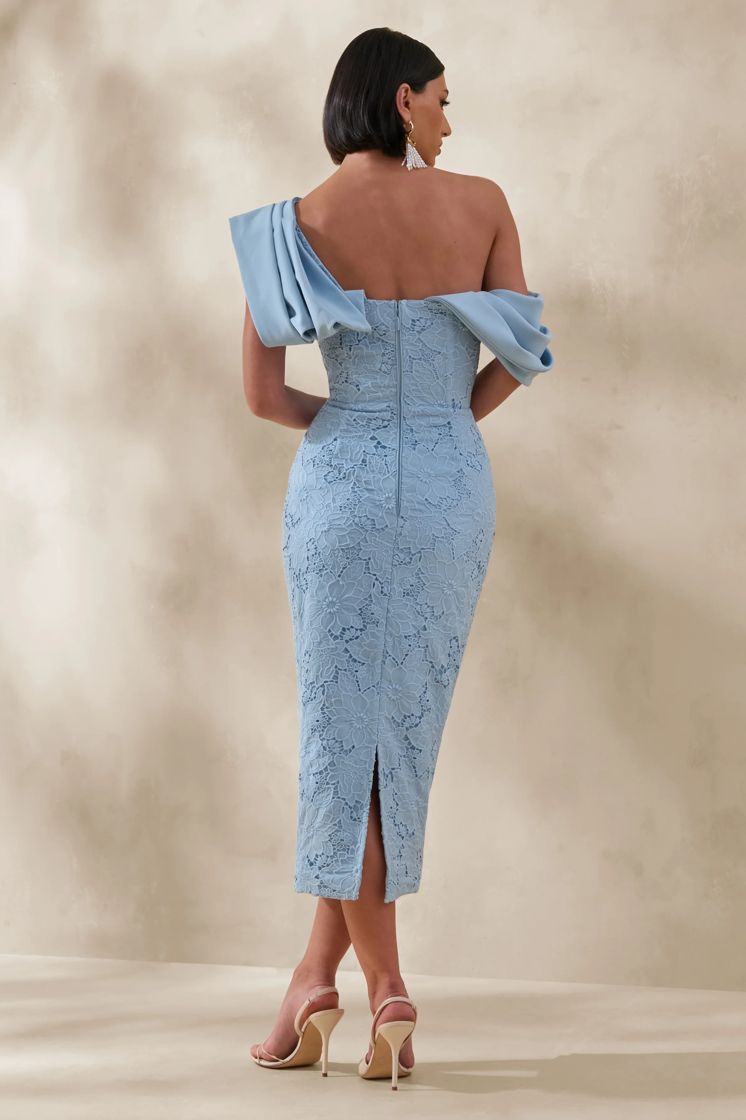 Loria | Robe mi-longue bleu poudré en dentelle à encolure asymétrique avec détails drapés - Image 2