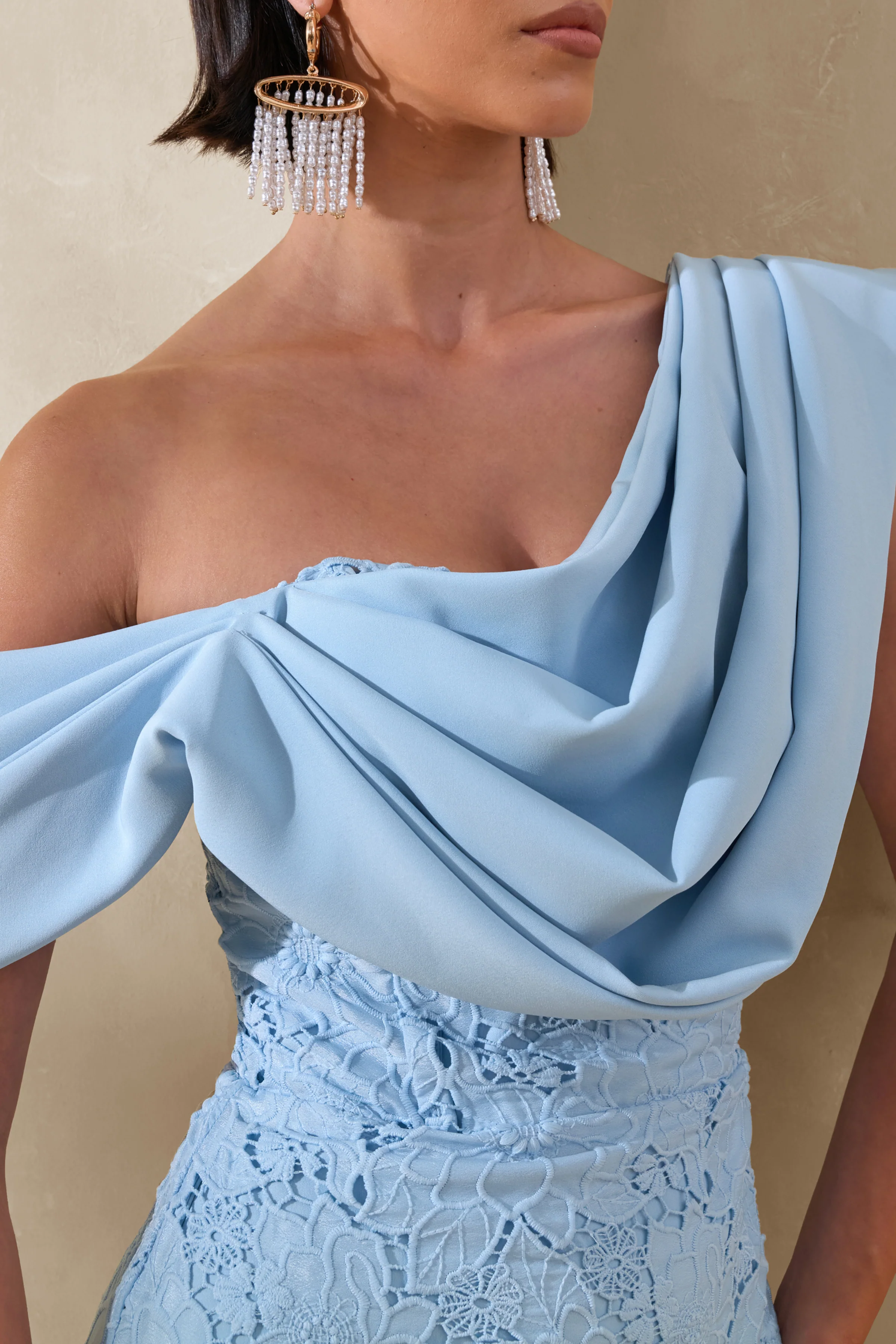 Loria | Robe mi-longue bleu poudré en dentelle à encolure asymétrique avec détails drapés - Image 3