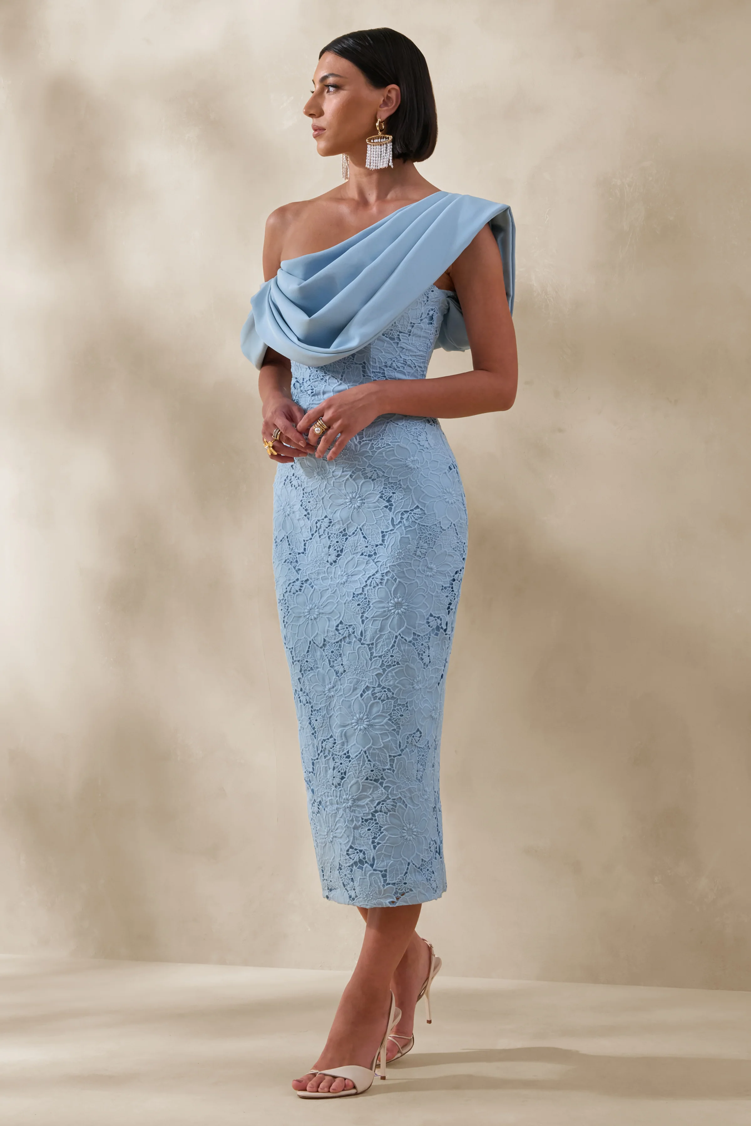 Loria | Robe mi-longue bleu poudré en dentelle à encolure asymétrique avec détails drapés - Image 4