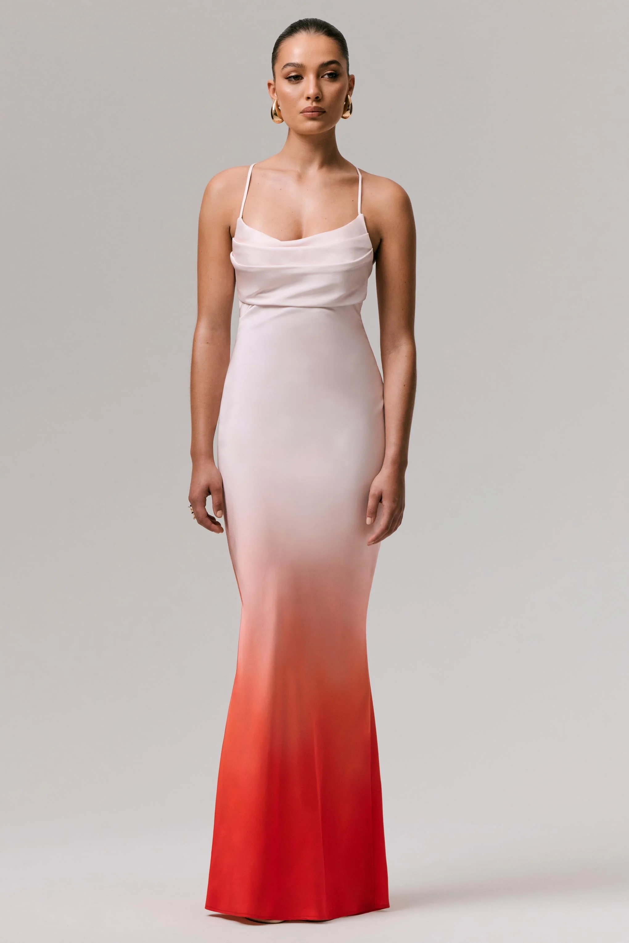 Lucie | Robe longue en satin rouge ombré à col bénitier - Image 2