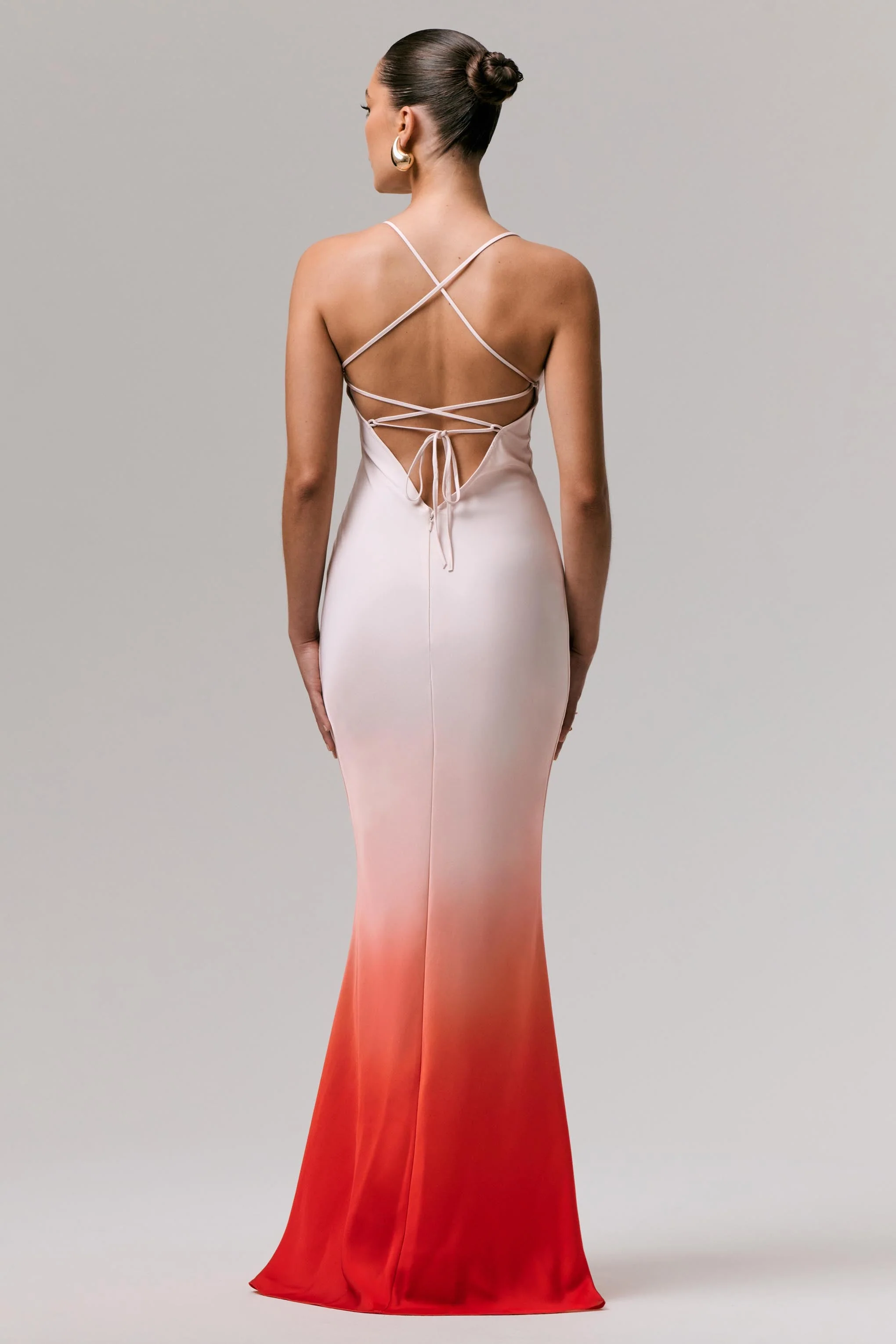 Lucie | Robe longue en satin rouge ombré à col bénitier - Image 3
