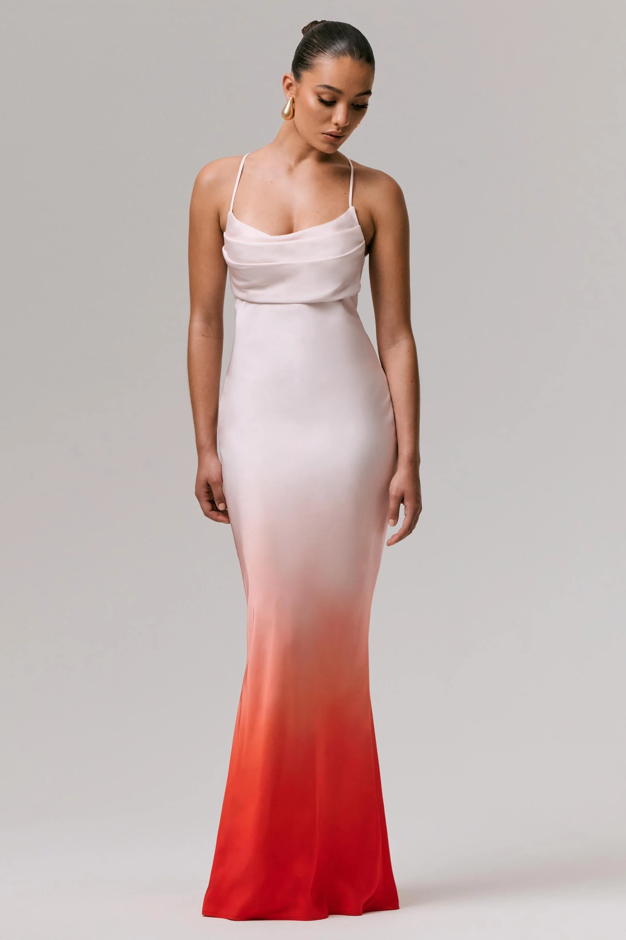 Lucie | Robe longue en satin rouge ombré à col bénitier - Image 4