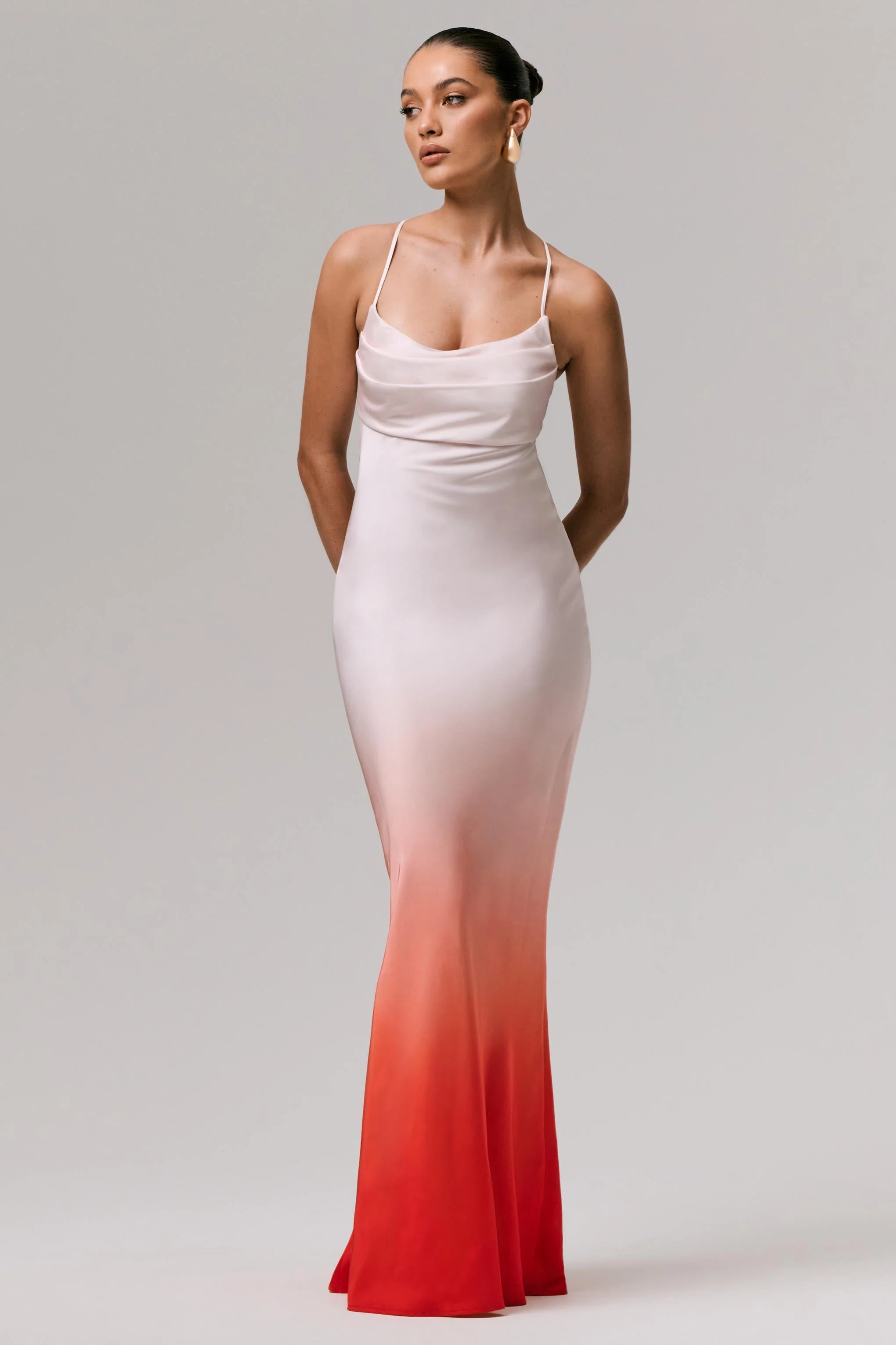 Lucie | Robe longue en satin rouge ombré à col bénitier - Image 5