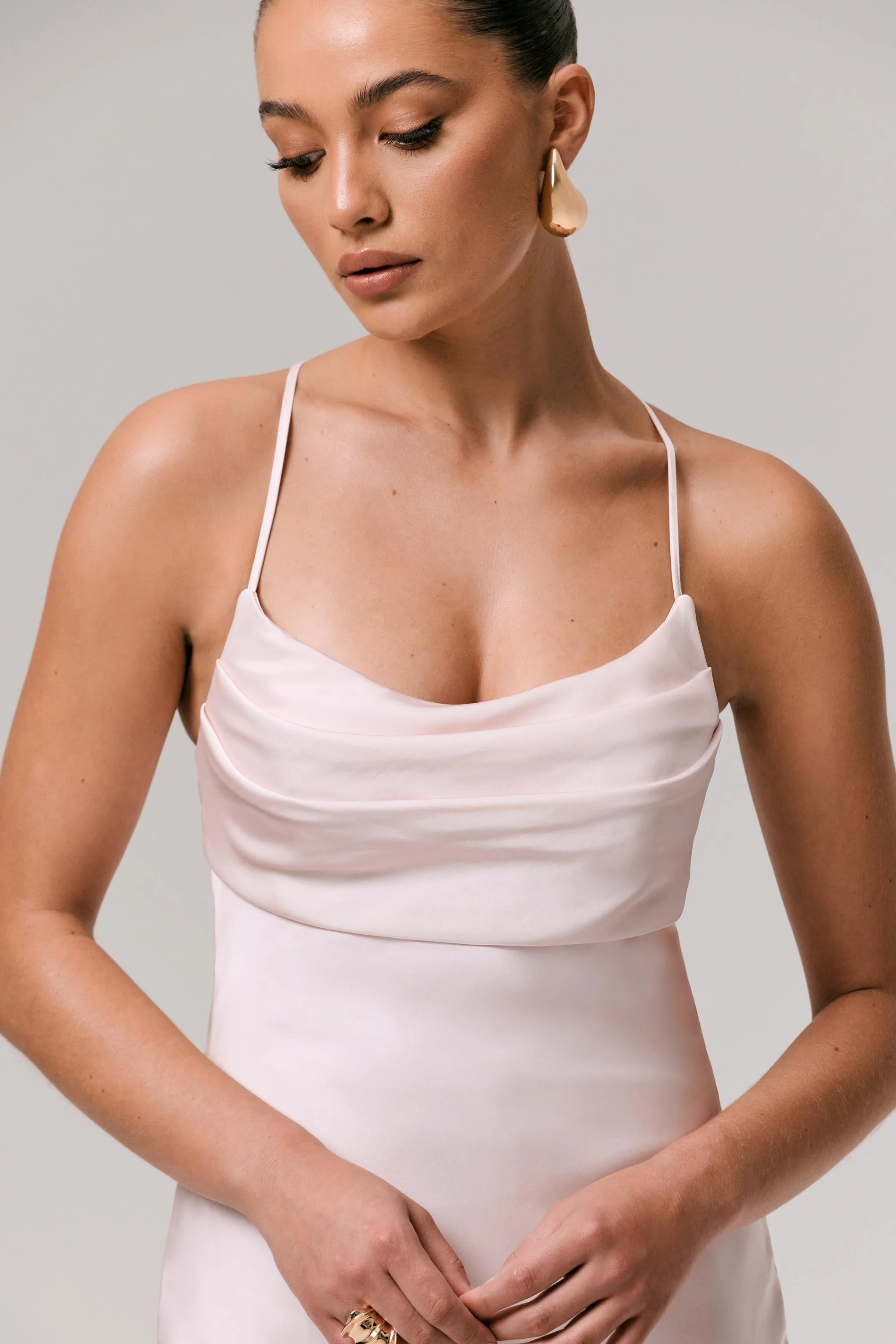 Lucie | Robe longue en satin rouge ombré à col bénitier - Image 6