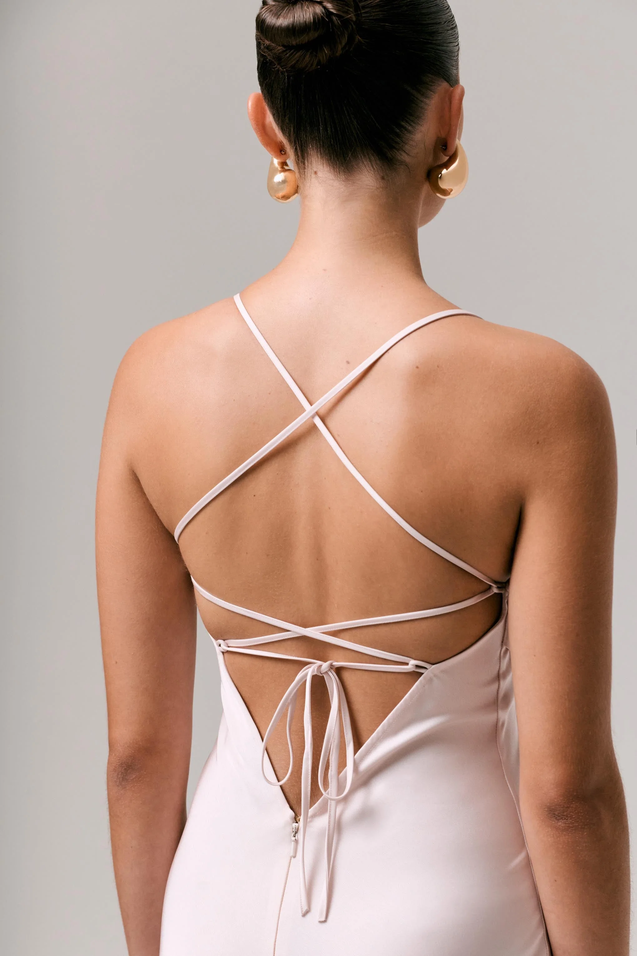 Lucie | Robe longue en satin rouge ombré à col bénitier - Image 7