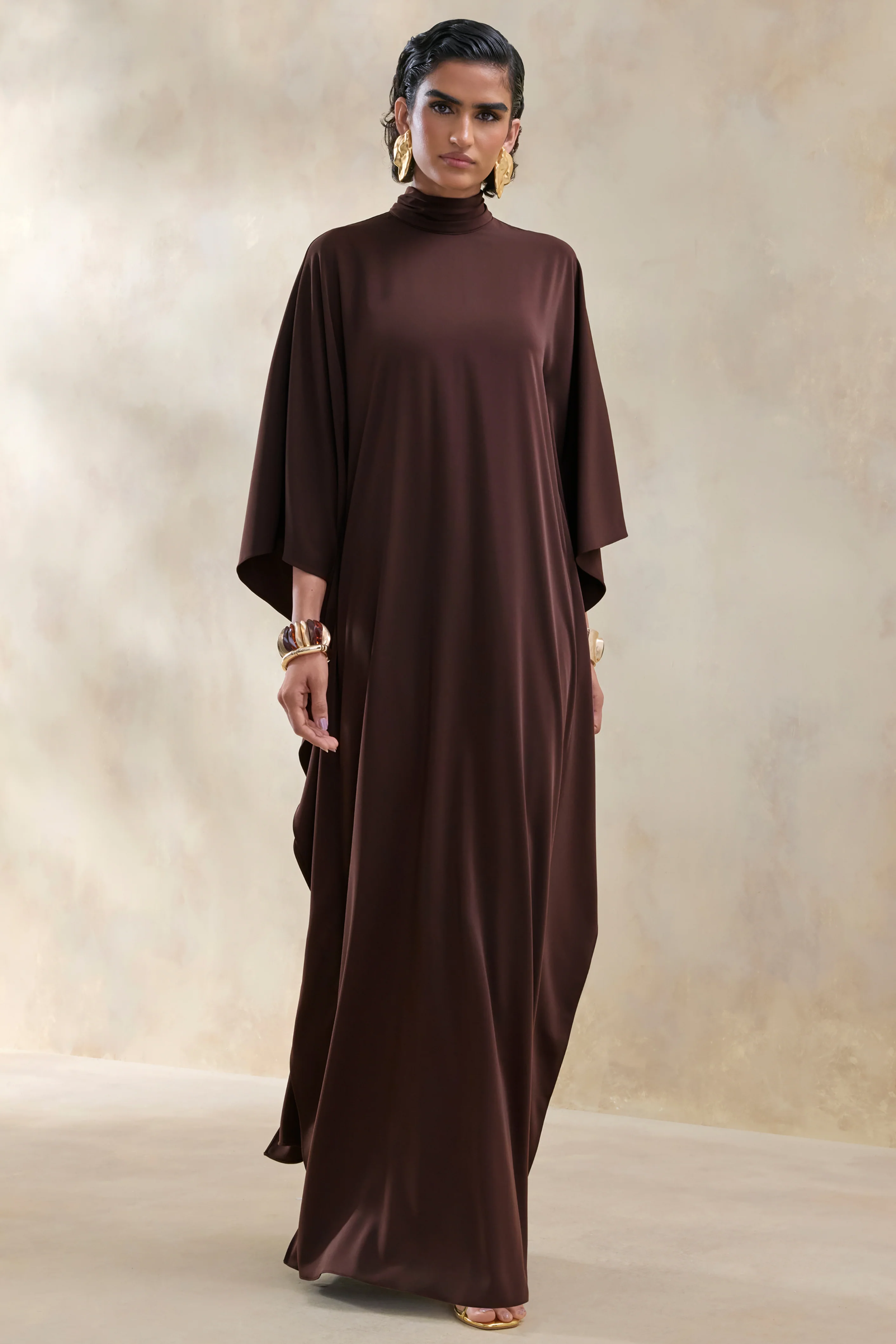 Lumisette | Robe longue en satin marron à encolure haute avec cape