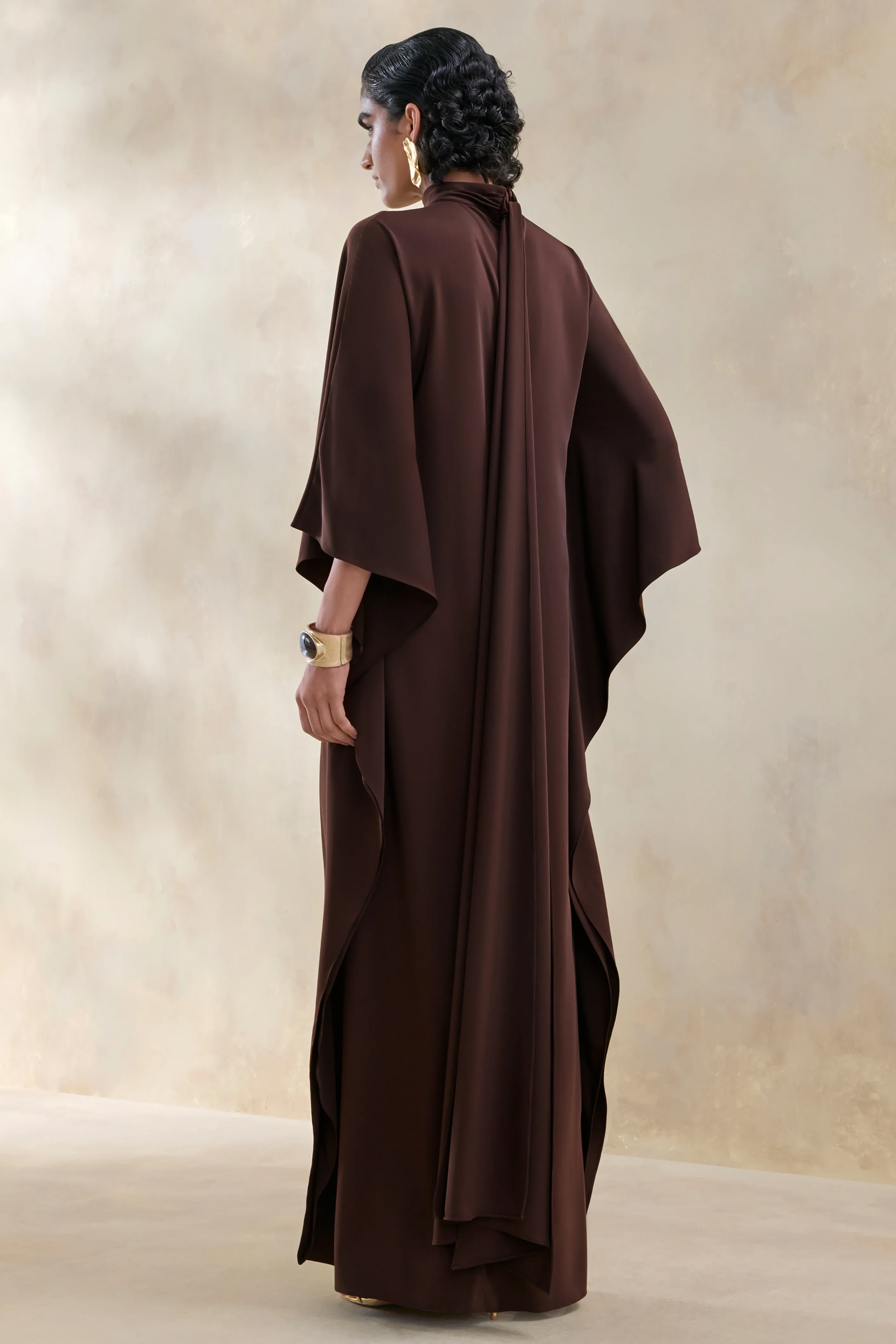 Lumisette | Robe longue en satin marron à encolure haute avec cape - Image 2