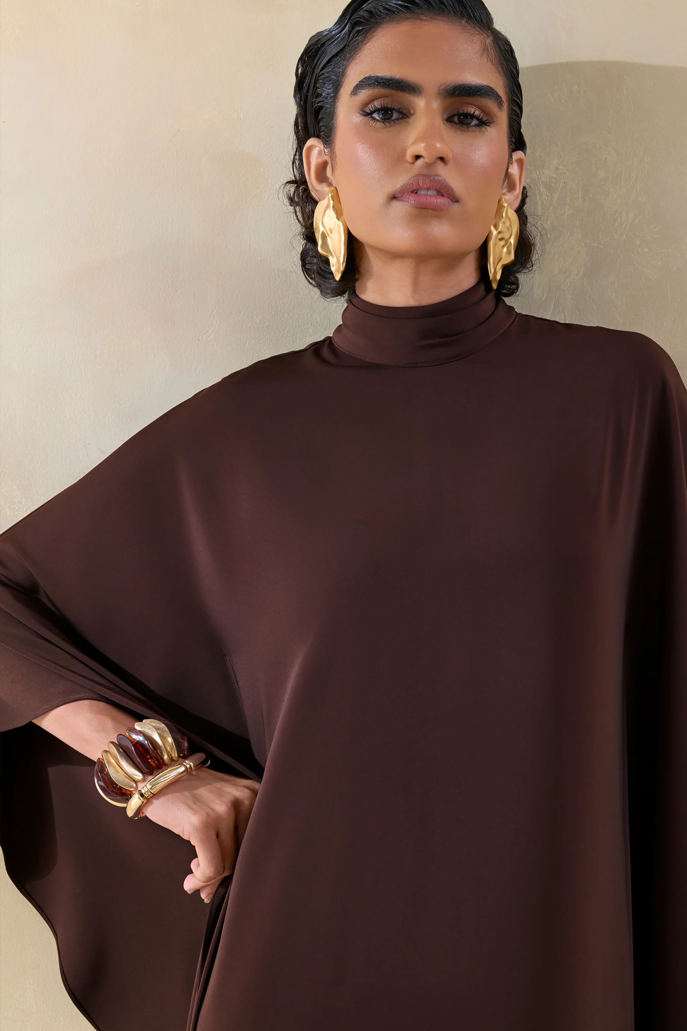 Lumisette | Robe longue en satin marron à encolure haute avec cape - Image 3