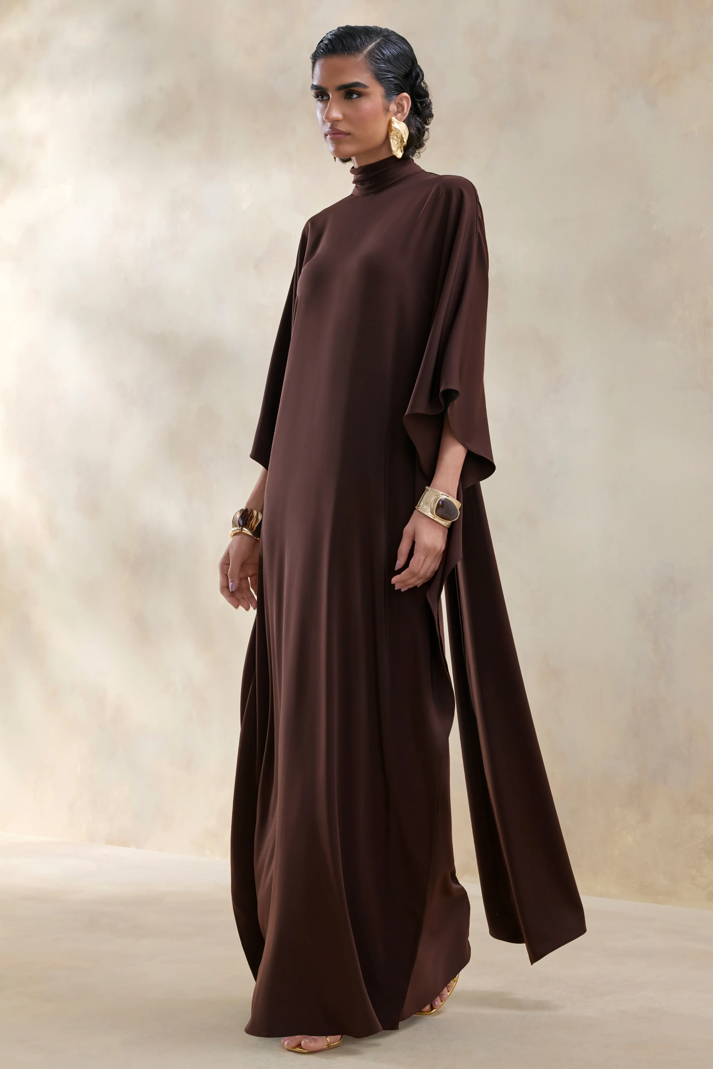 Lumisette | Robe longue en satin marron à encolure haute avec cape - Image 4