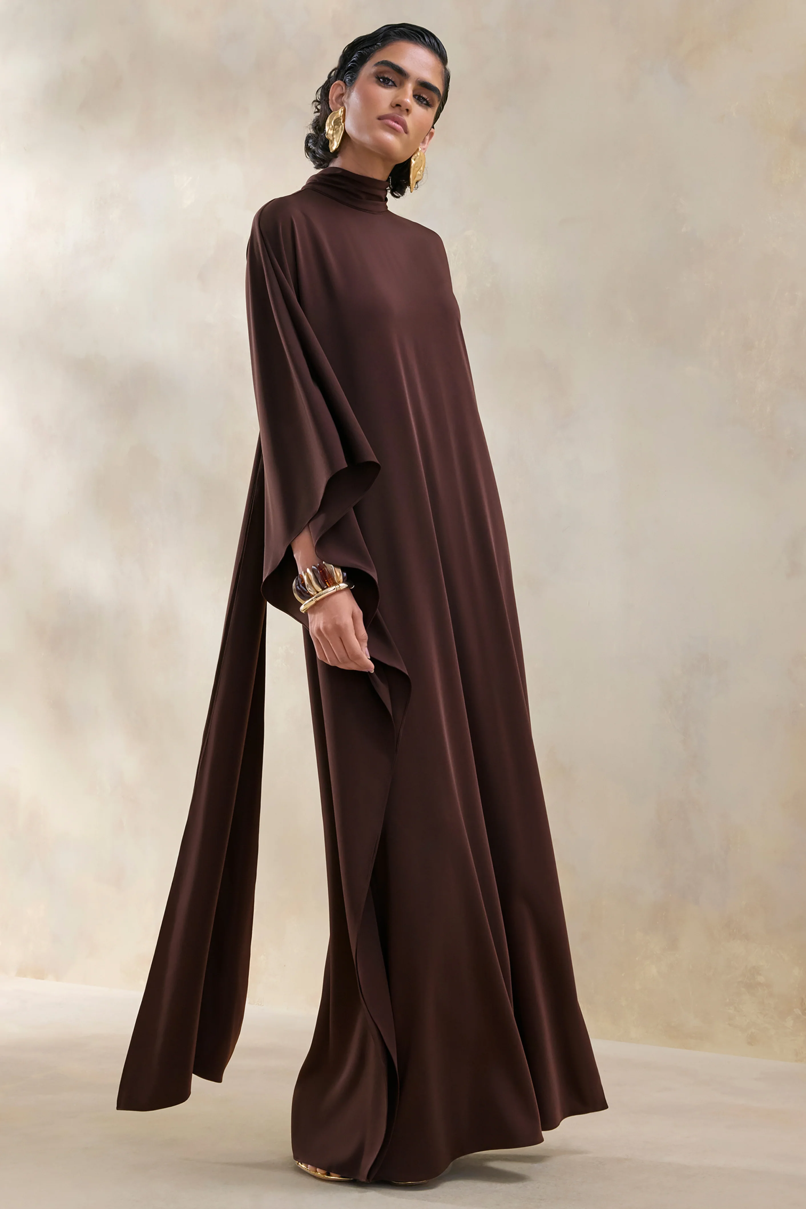Lumisette | Robe longue en satin marron à encolure haute avec cape - Image 5