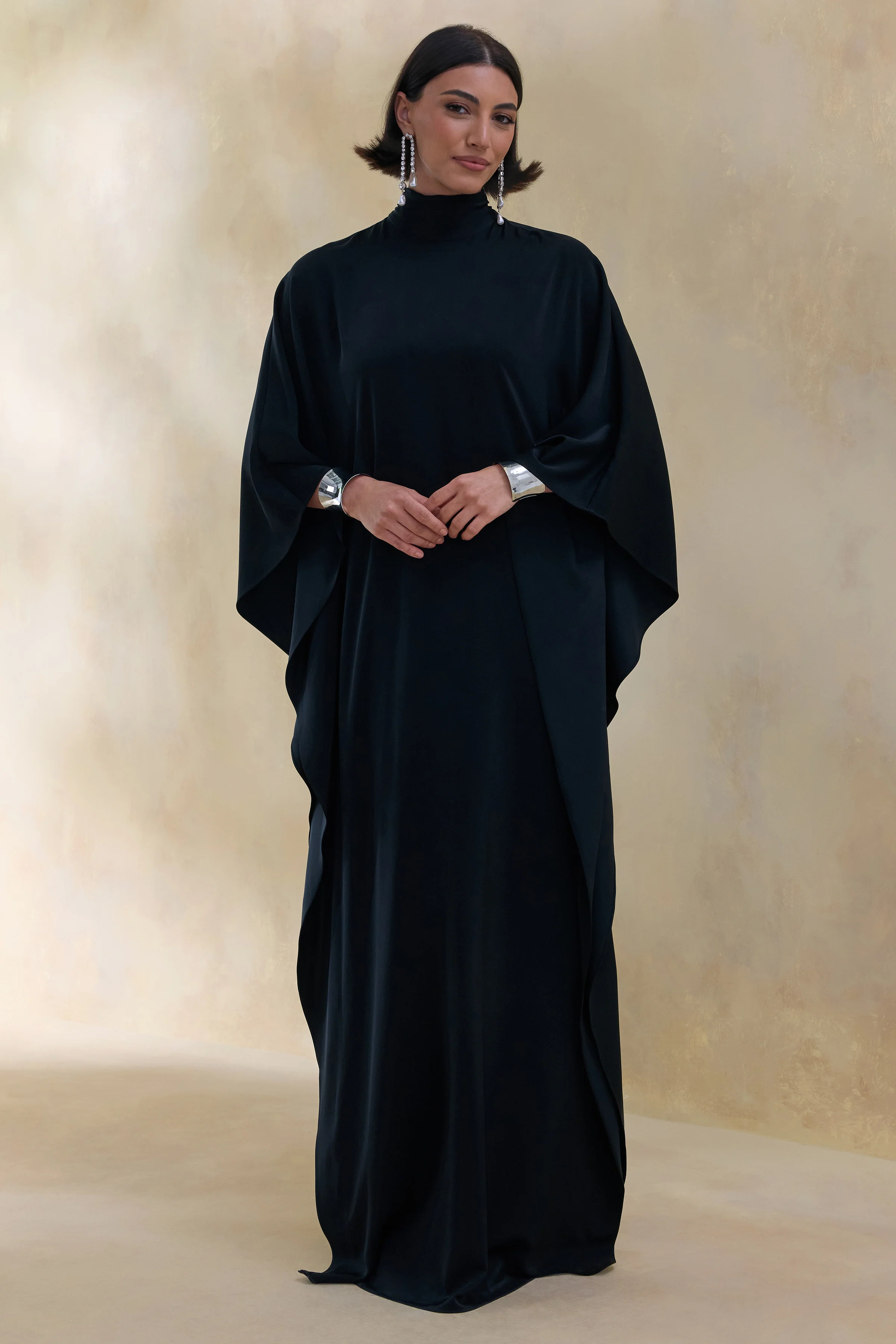 Lumisette | Robe longue noire en satin à encolure haute avec cape