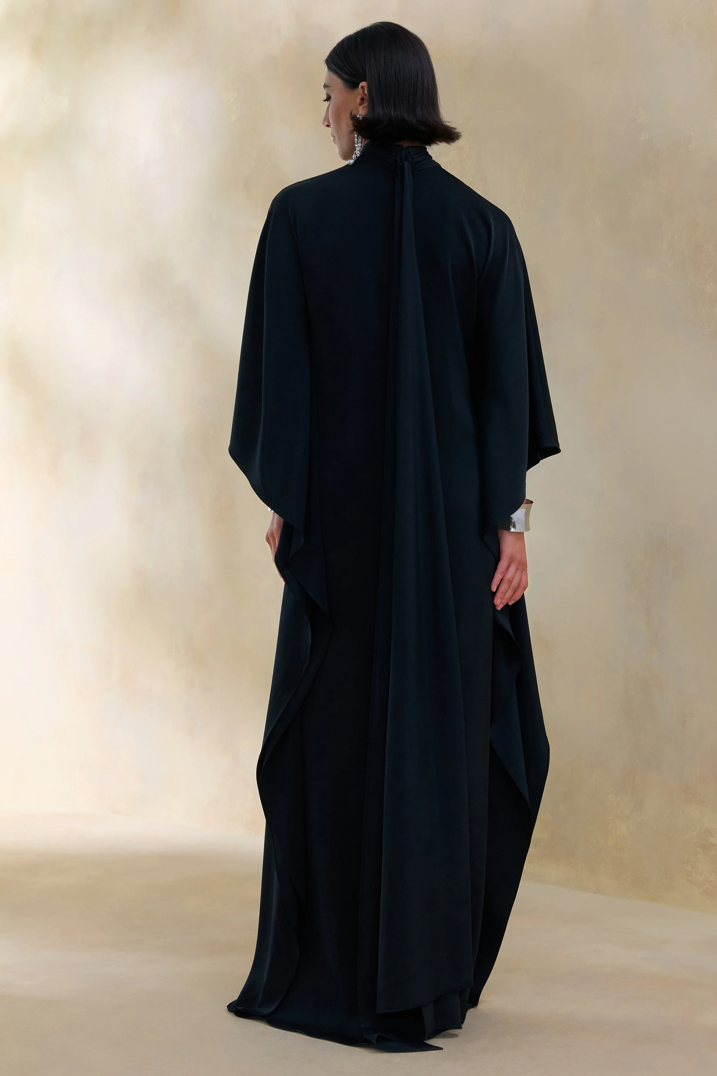 Lumisette | Robe longue noire en satin à encolure haute avec cape - Image 2