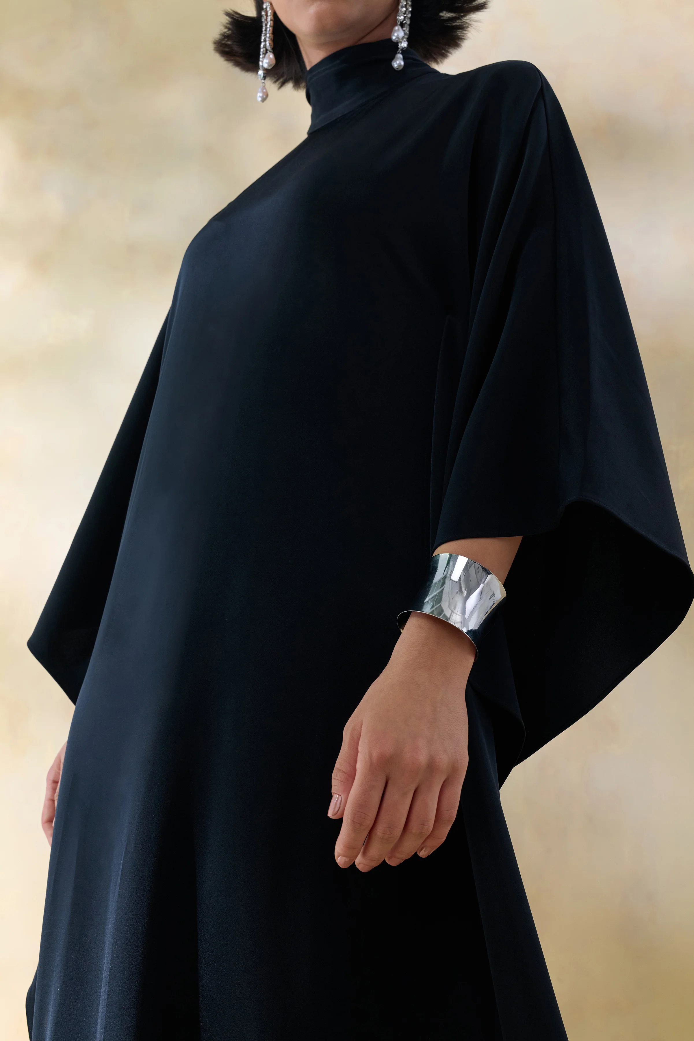 Lumisette | Robe longue noire en satin à encolure haute avec cape - Image 3