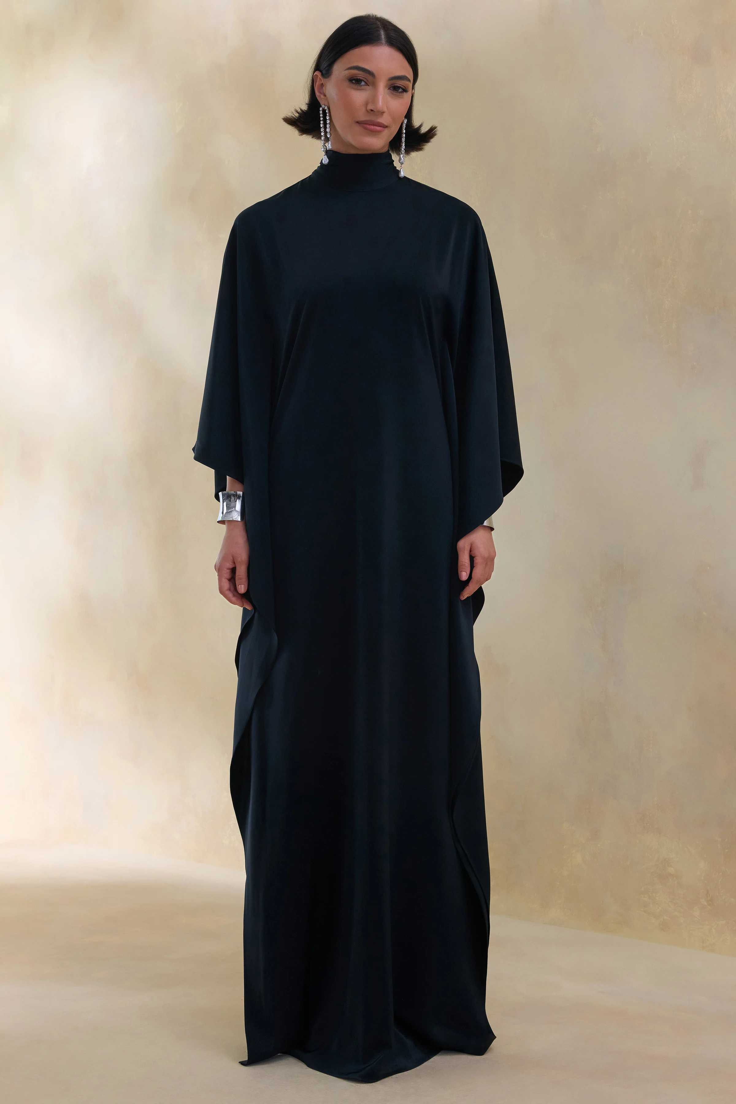 Lumisette | Robe longue noire en satin à encolure haute avec cape - Image 4