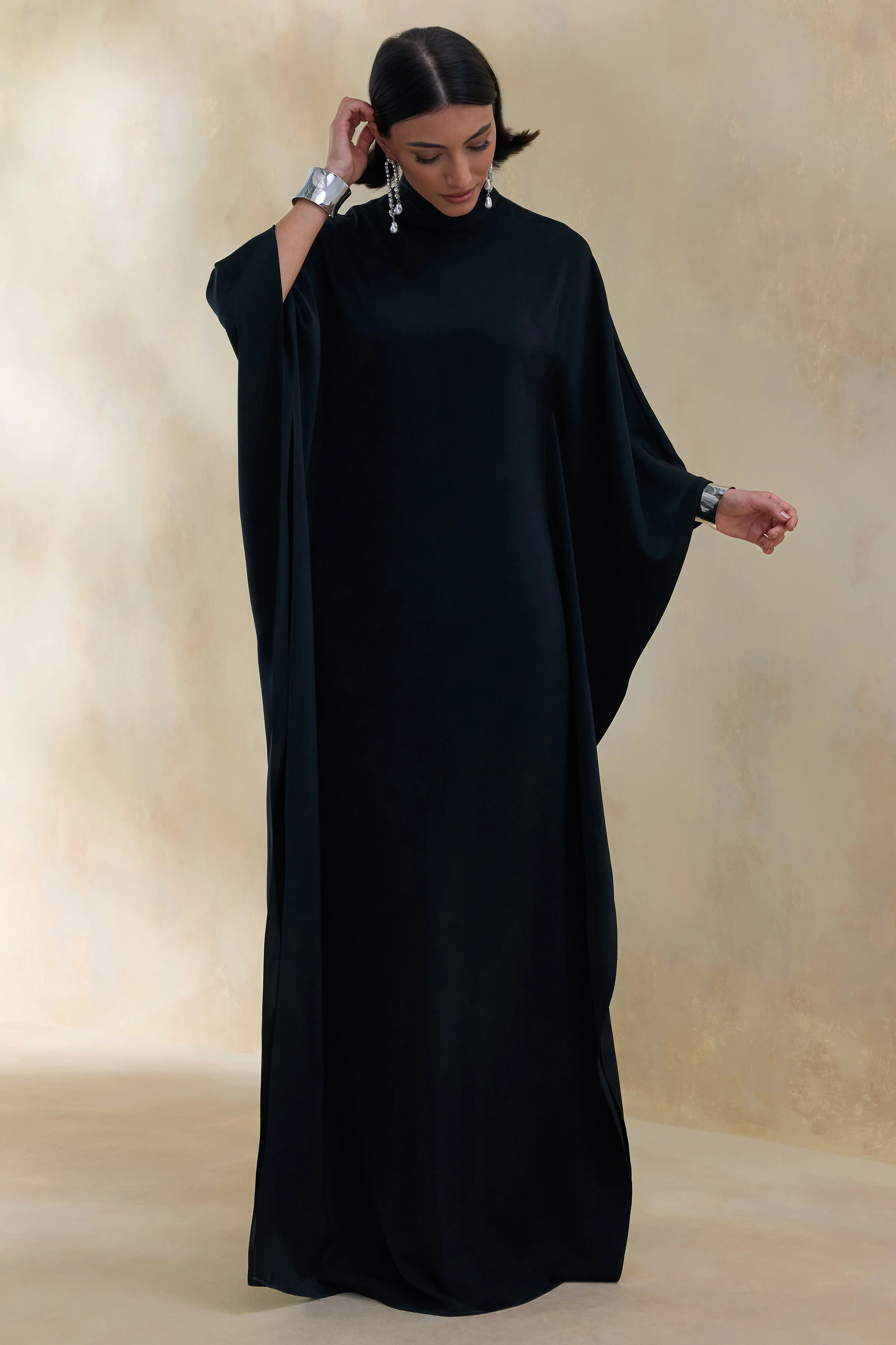 Lumisette | Robe longue noire en satin à encolure haute avec cape - Image 5