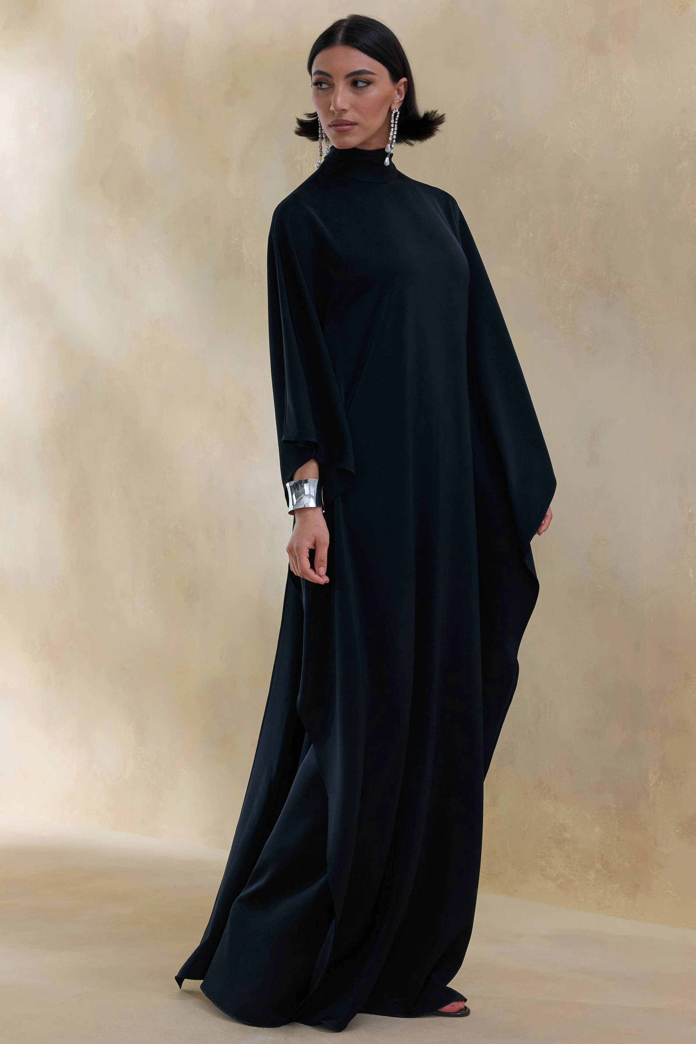 Lumisette | Robe longue noire en satin à encolure haute avec cape - Image 6