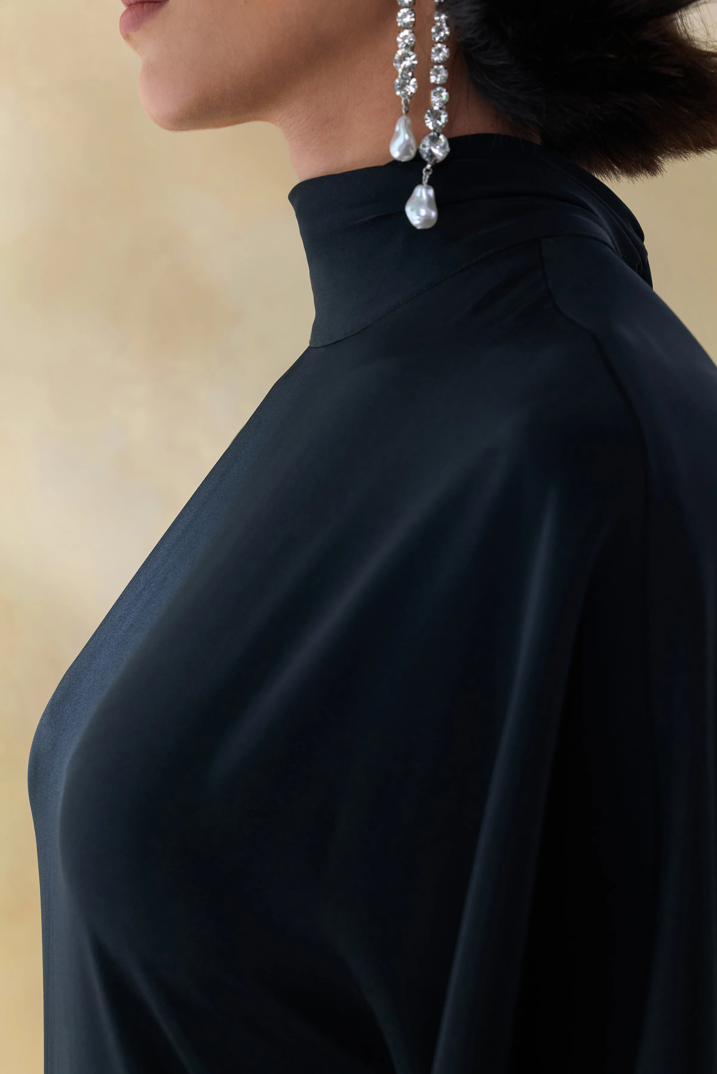 Lumisette | Robe longue noire en satin à encolure haute avec cape - Image 7