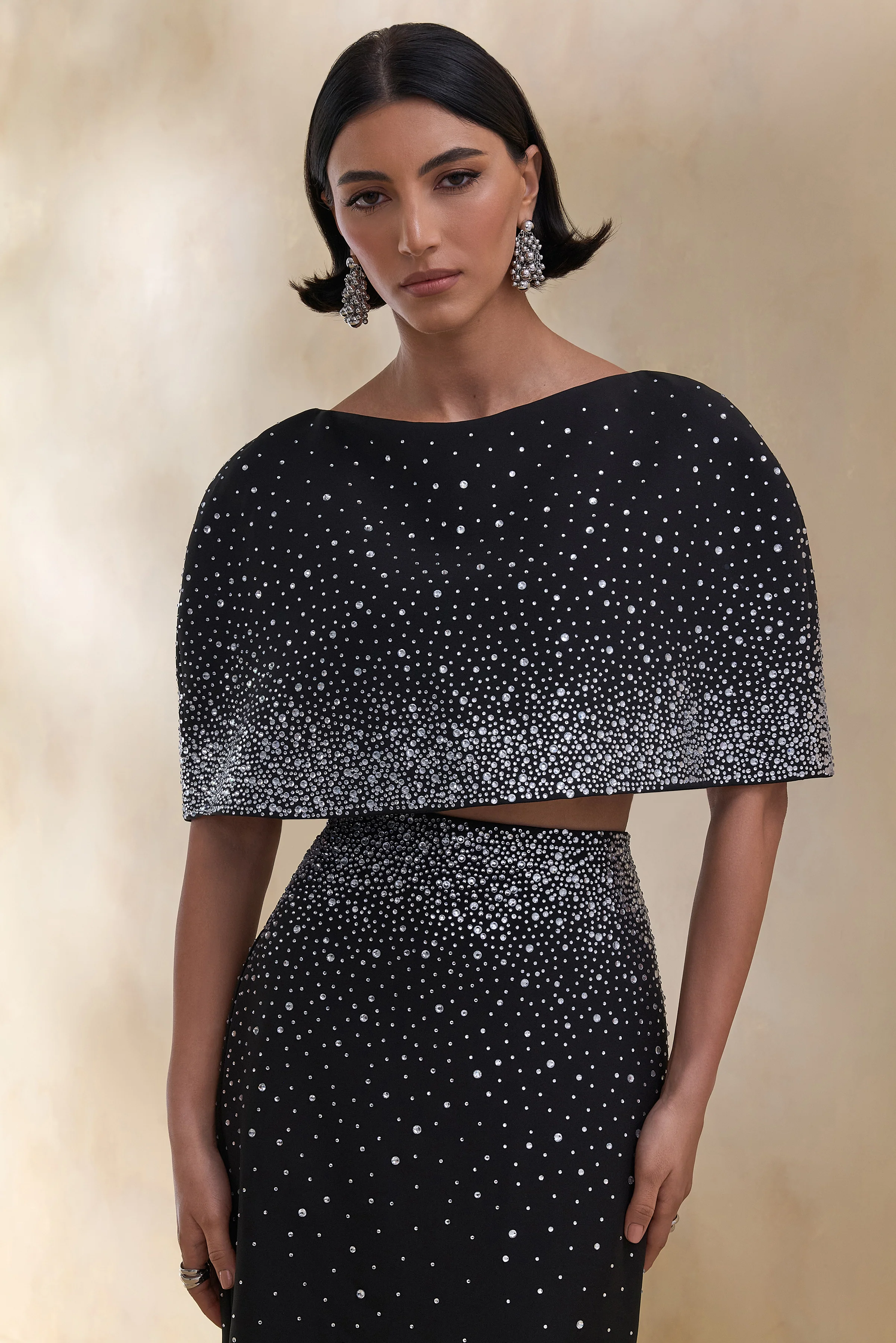 Luxy | Crop top noir orné à encolure bateau avec manches cape