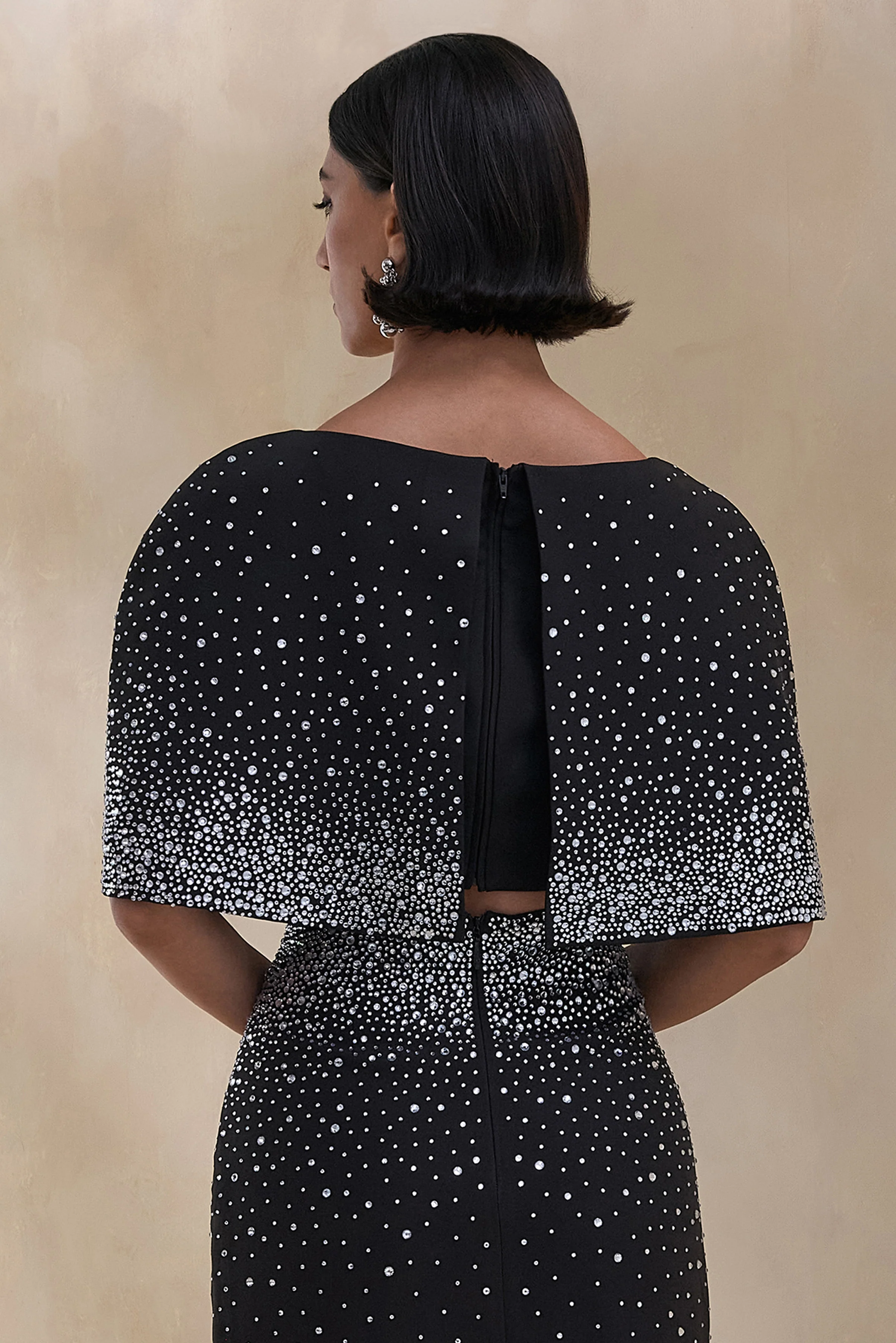Luxy | Crop top noir orné à encolure bateau avec manches cape - Image 2