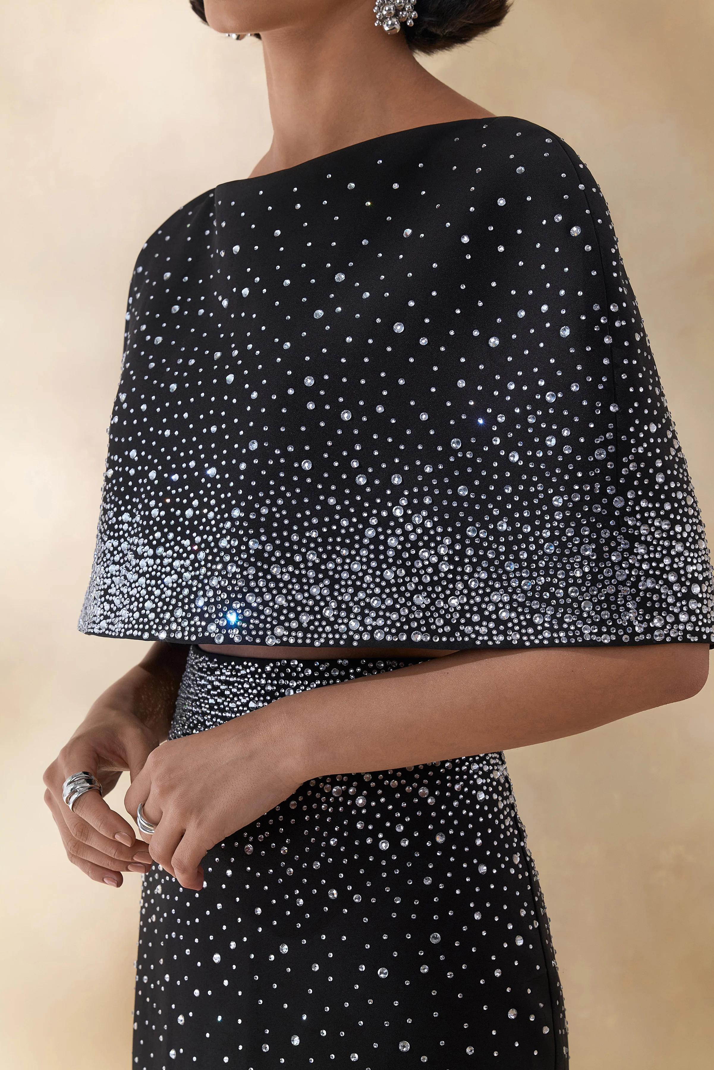 Luxy | Crop top noir orné à encolure bateau avec manches cape - Image 3
