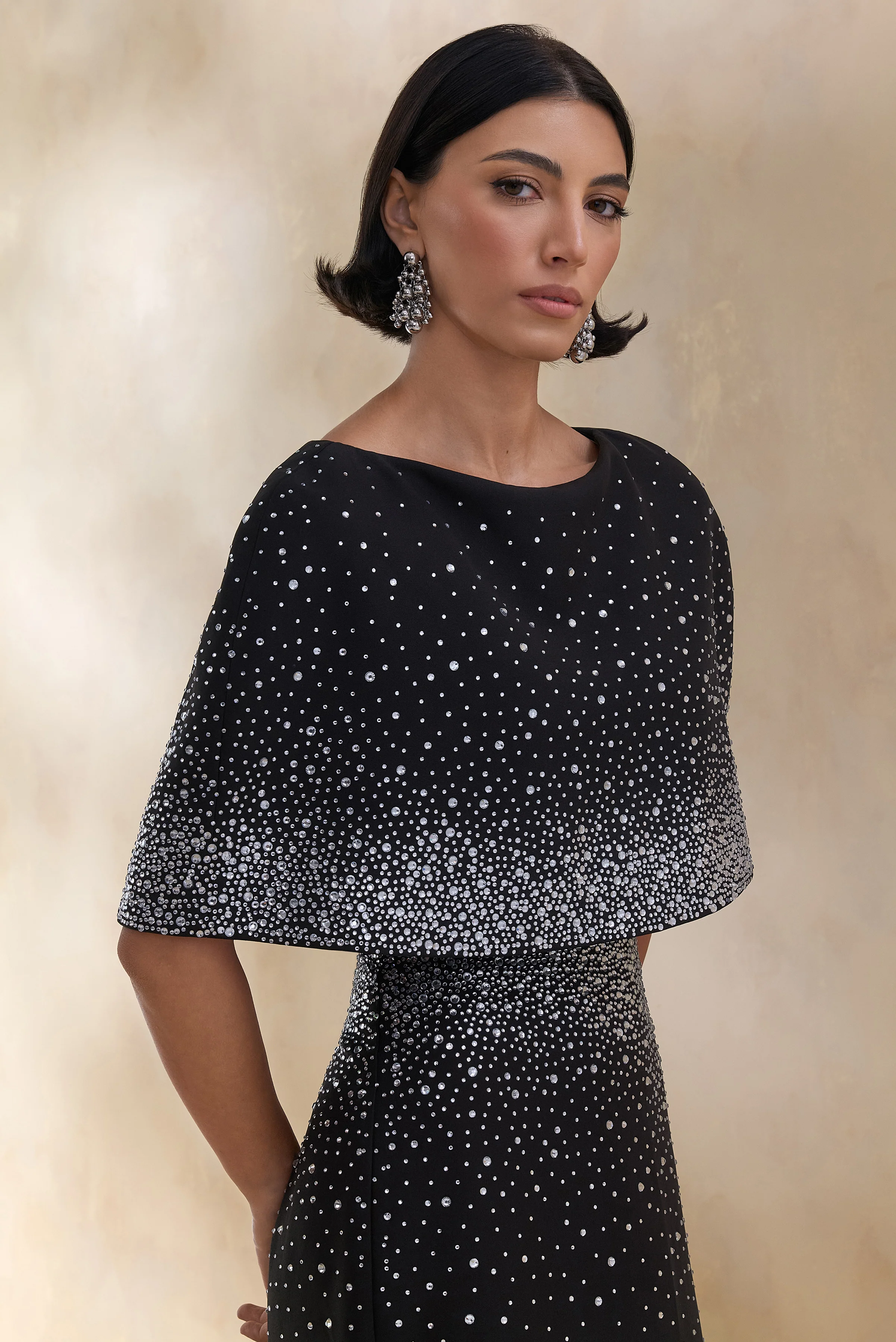 Luxy | Crop top noir orné à encolure bateau avec manches cape - Image 4