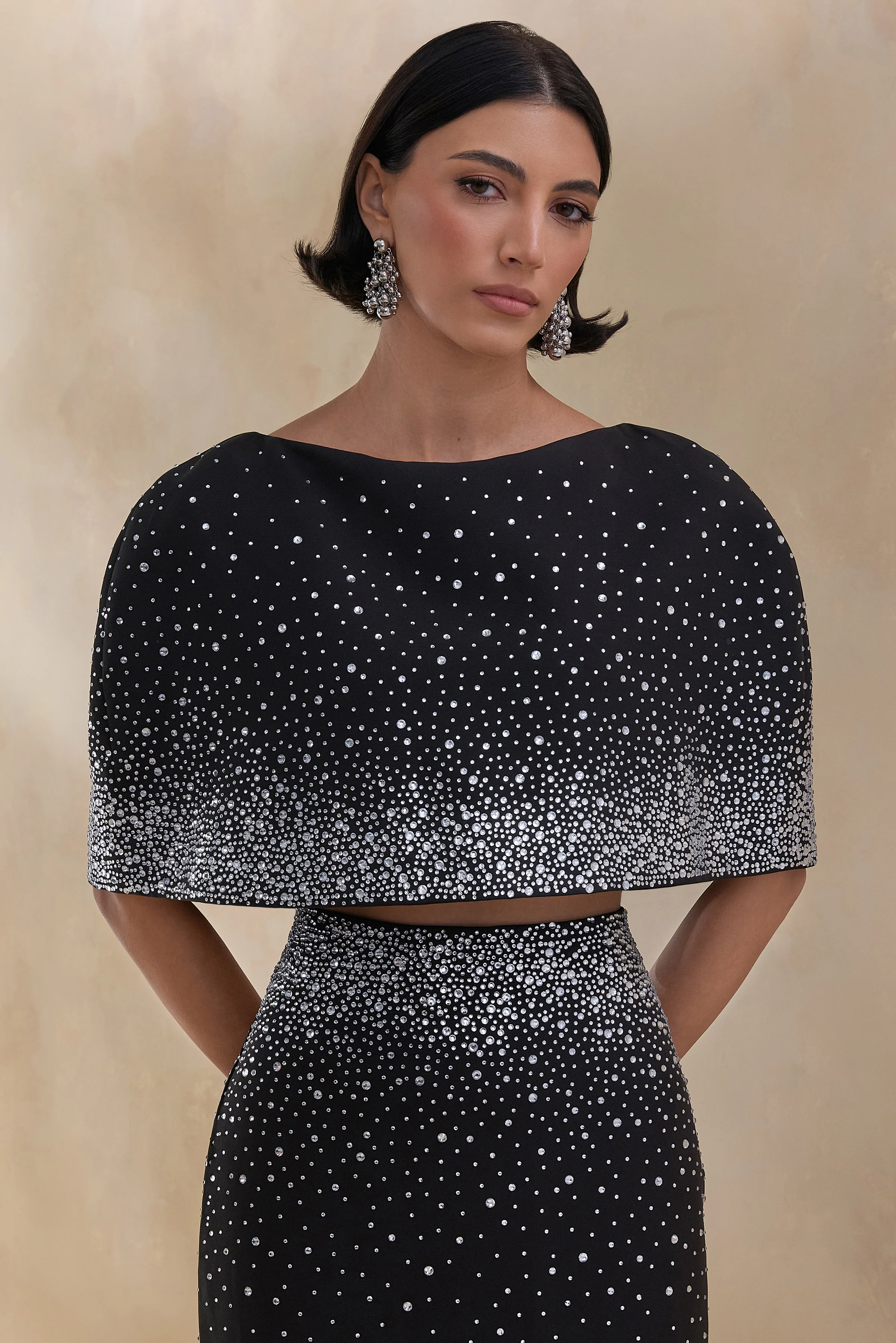 Luxy | Crop top noir orné à encolure bateau avec manches cape - Image 5
