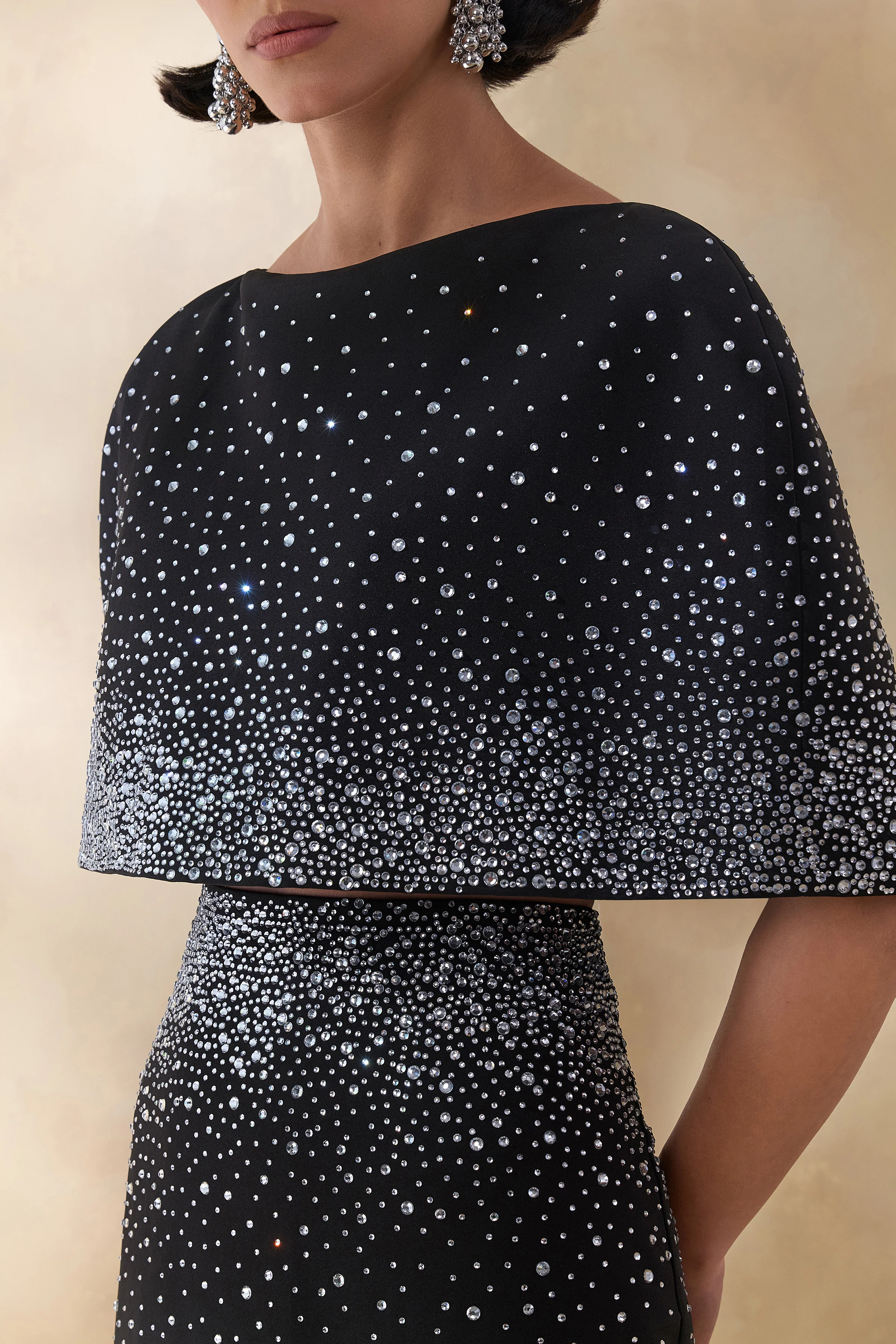 Luxy | Crop top noir orné à encolure bateau avec manches cape - Image 6