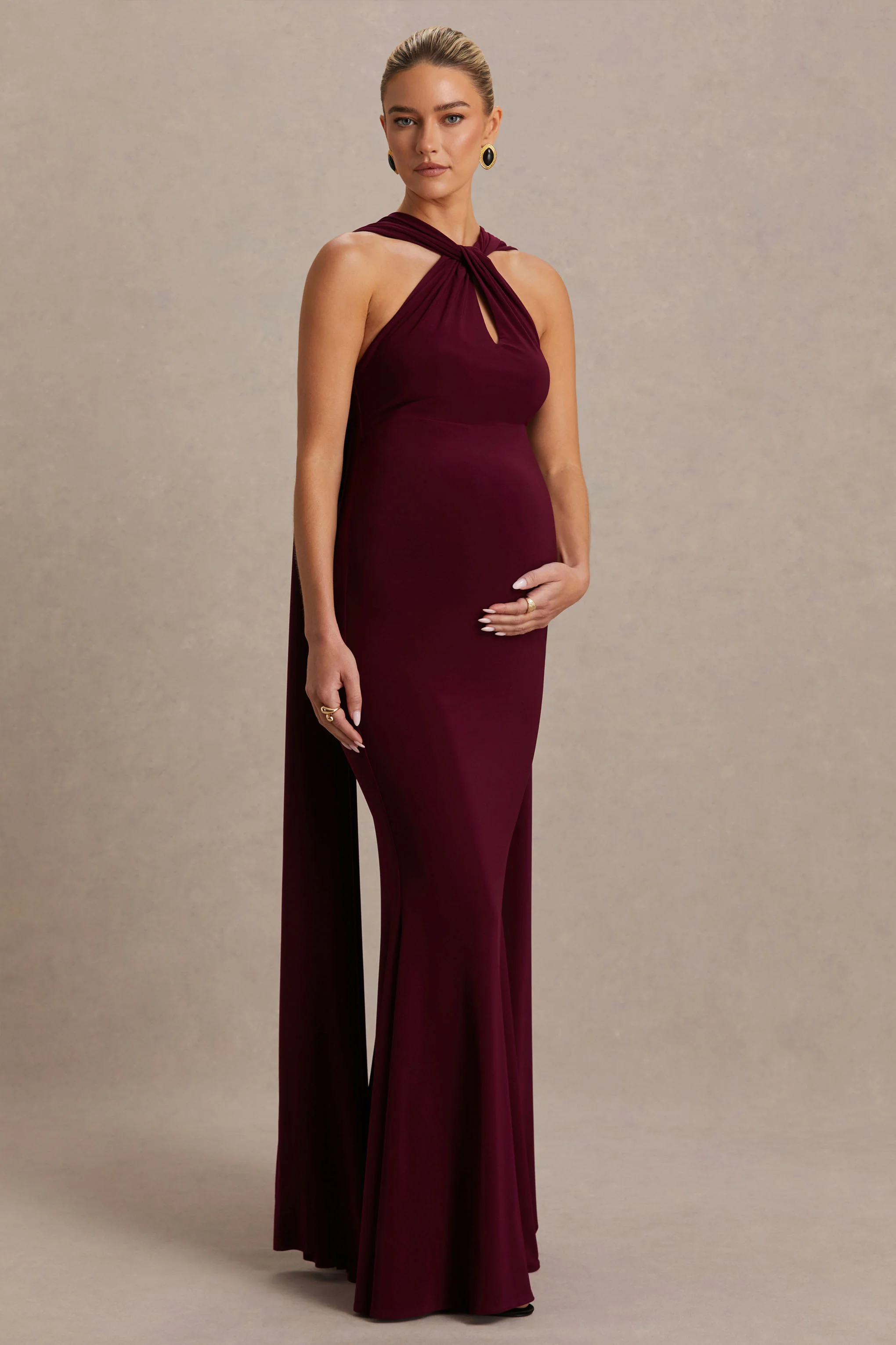 Lyra | Robe bordeaux longue à encolure dos nu croisée avec cape