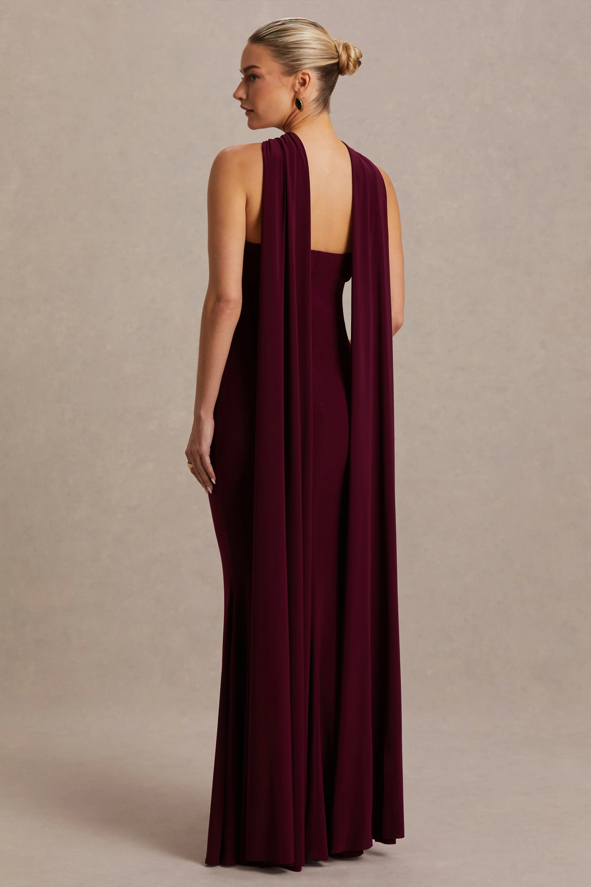 Lyra | Robe bordeaux longue à encolure dos nu croisée avec cape - Image 2