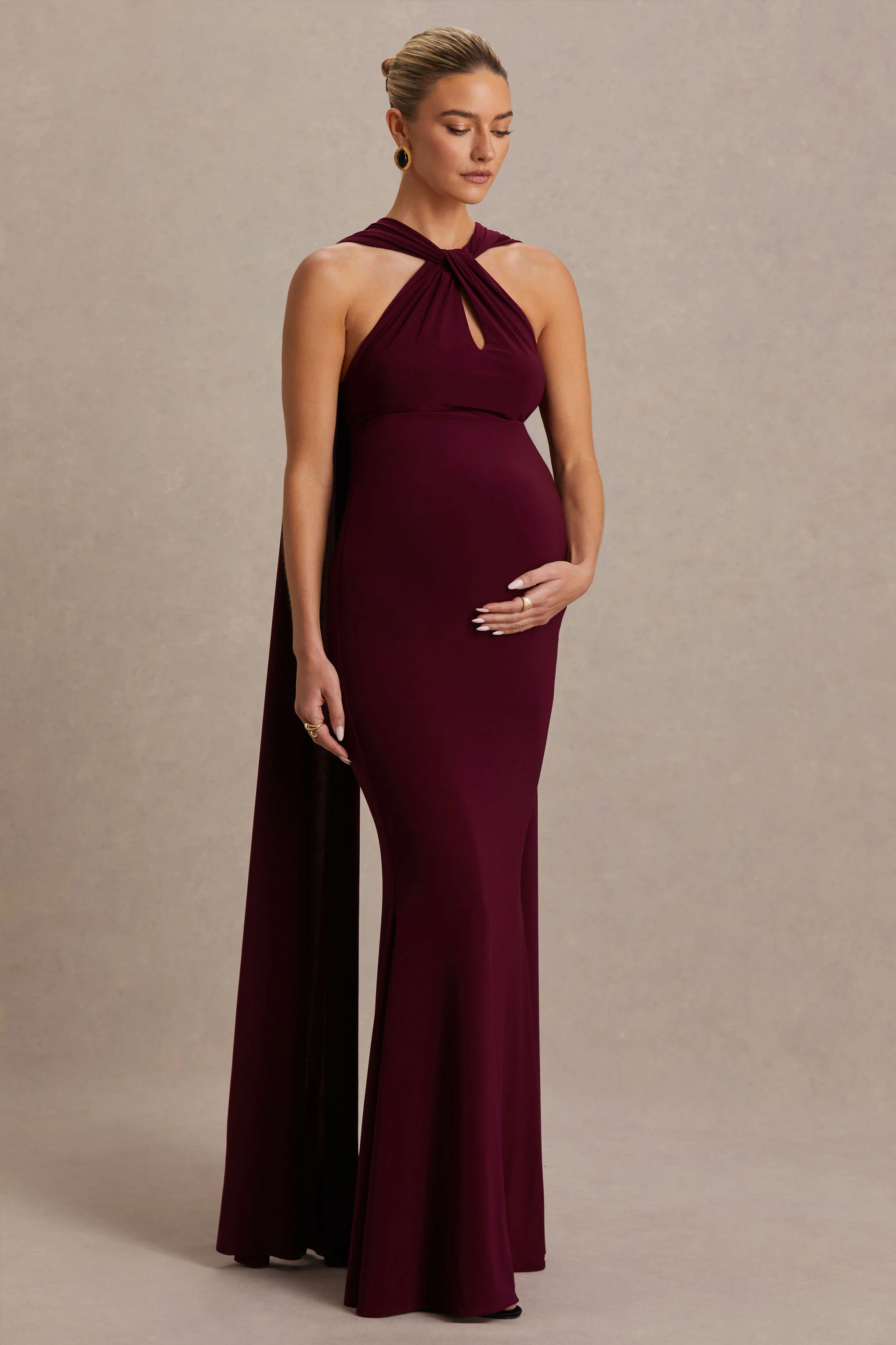 Lyra | Robe bordeaux longue à encolure dos nu croisée avec cape - Image 4