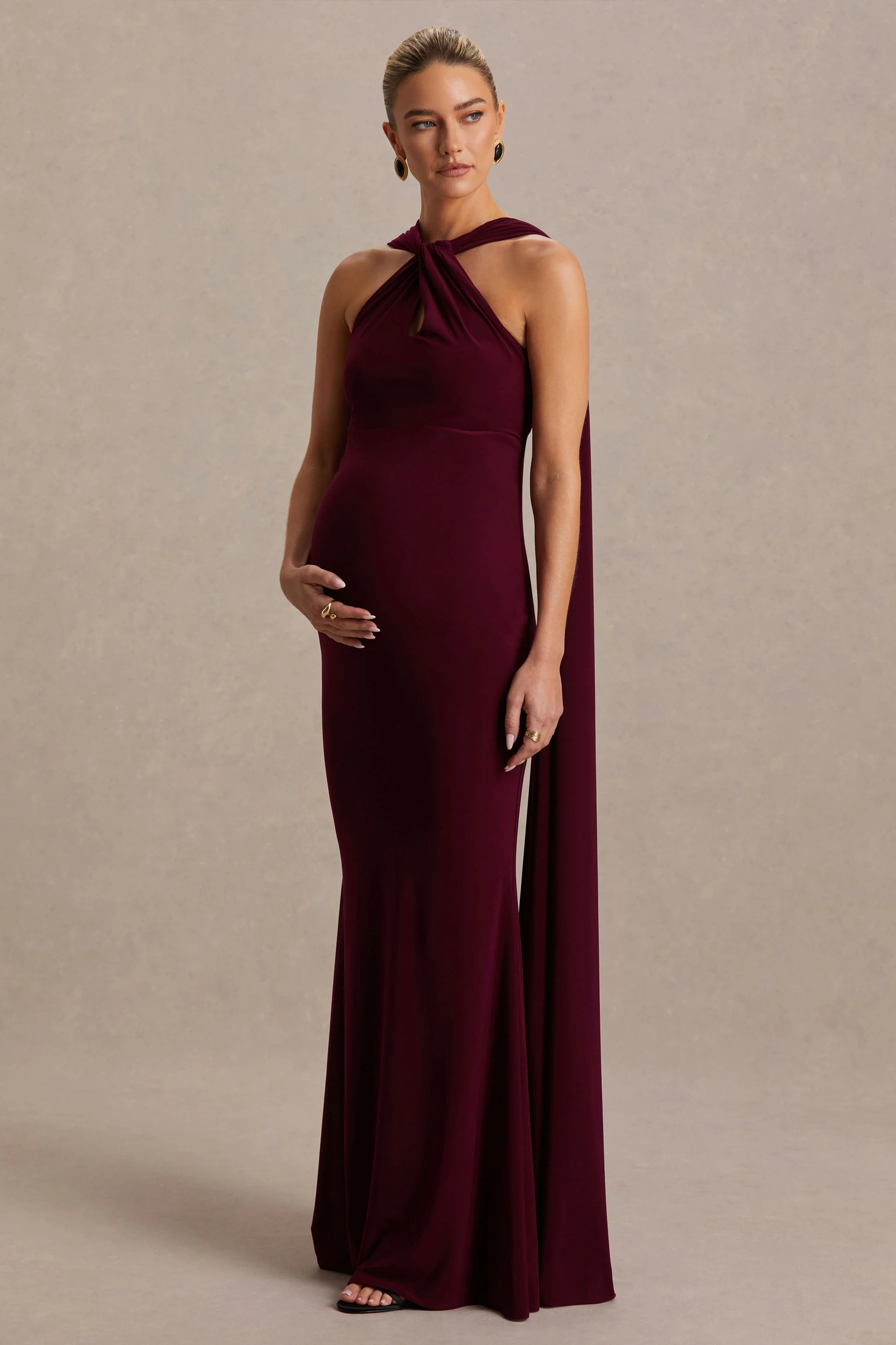 Lyra | Robe bordeaux longue à encolure dos nu croisée avec cape - Image 5