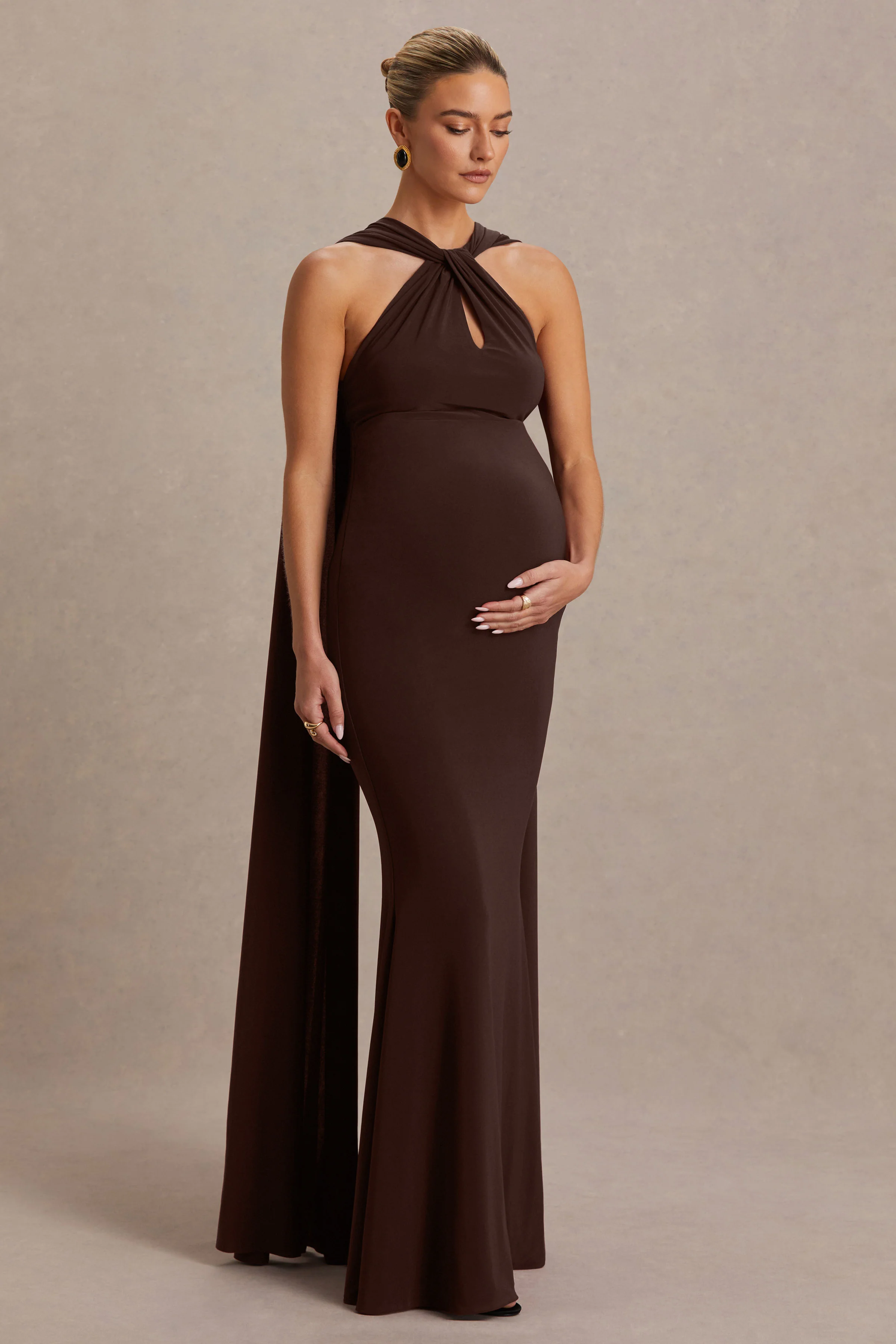 Lyra | Robe longue de maternité marron à décolleté dos nu croisé avec cape - Image 4