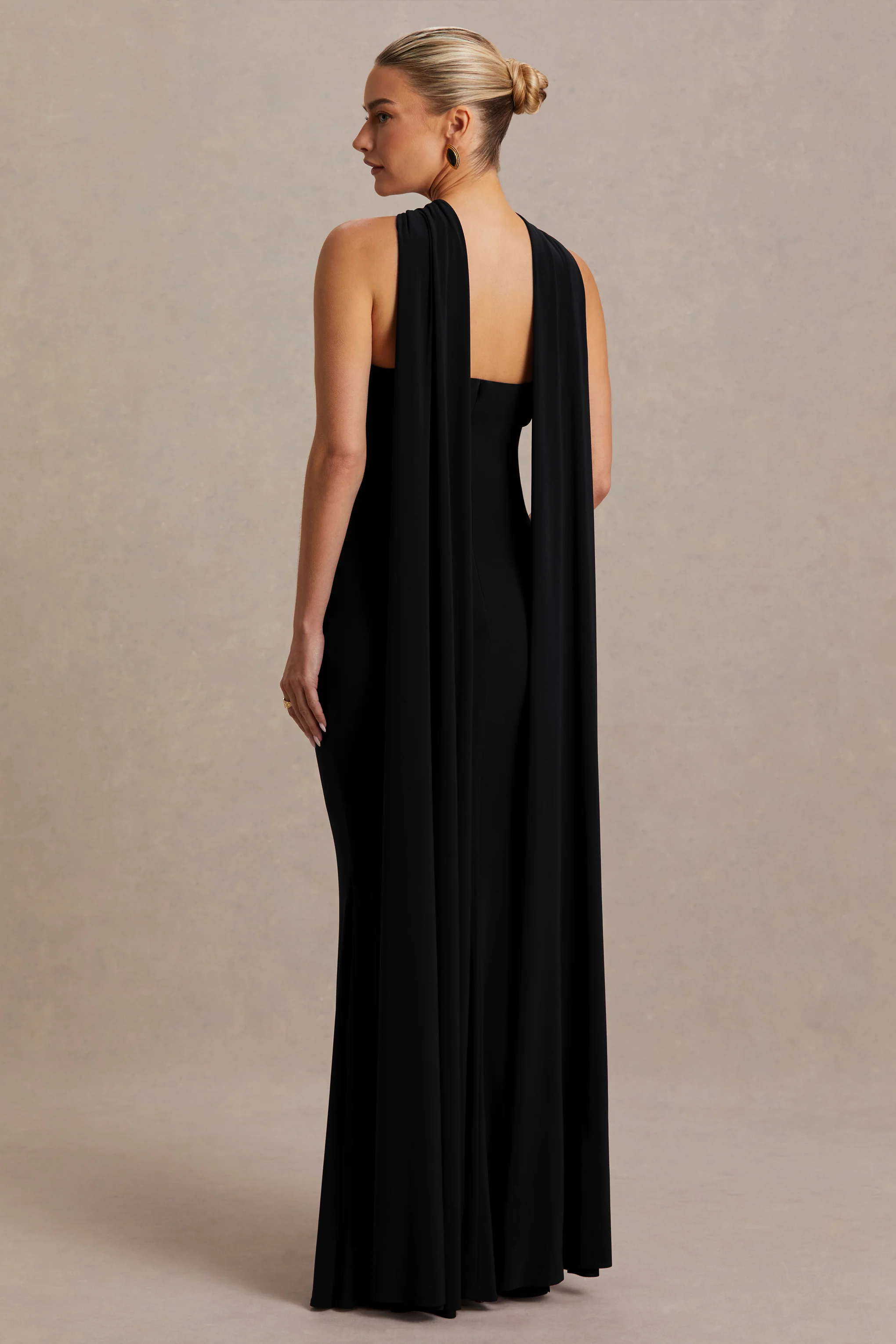 Lyra | Robe longue noire à encolure américaine croisée avec cape - Image 2