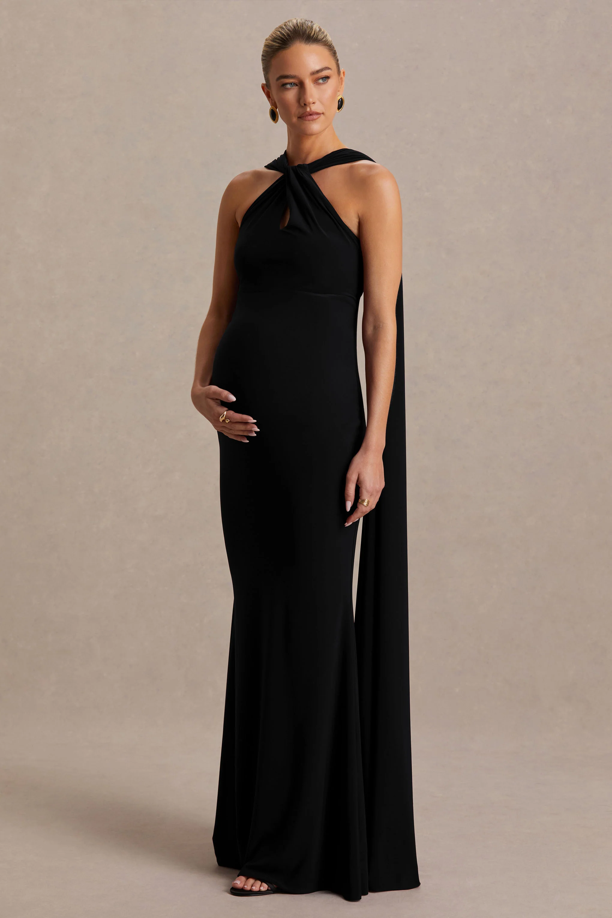 Lyra | Robe longue noire à encolure américaine croisée avec cape - Image 5