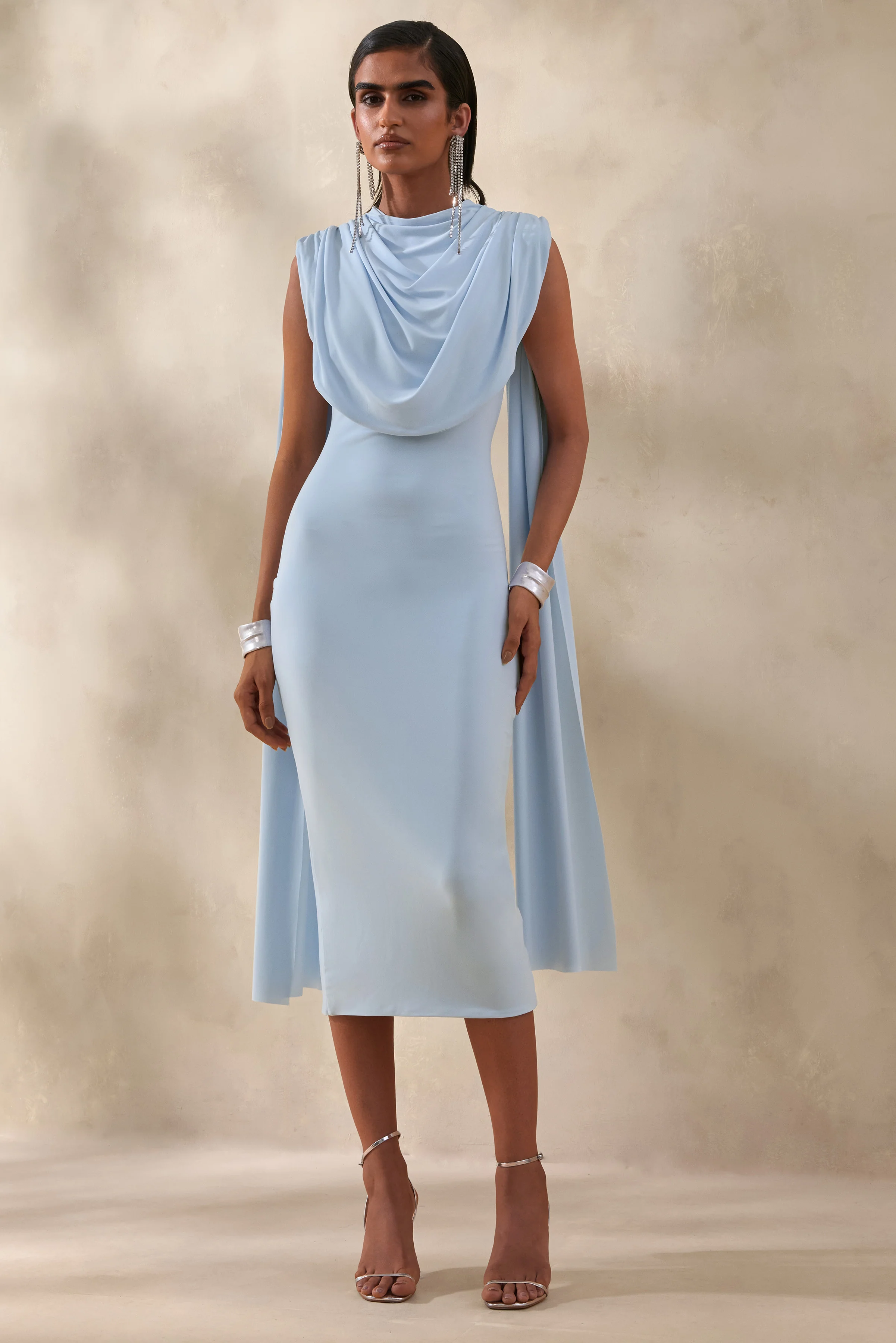 Lysandria | Robe mi-longue bleu poudré à encolure haute avec détails drapés