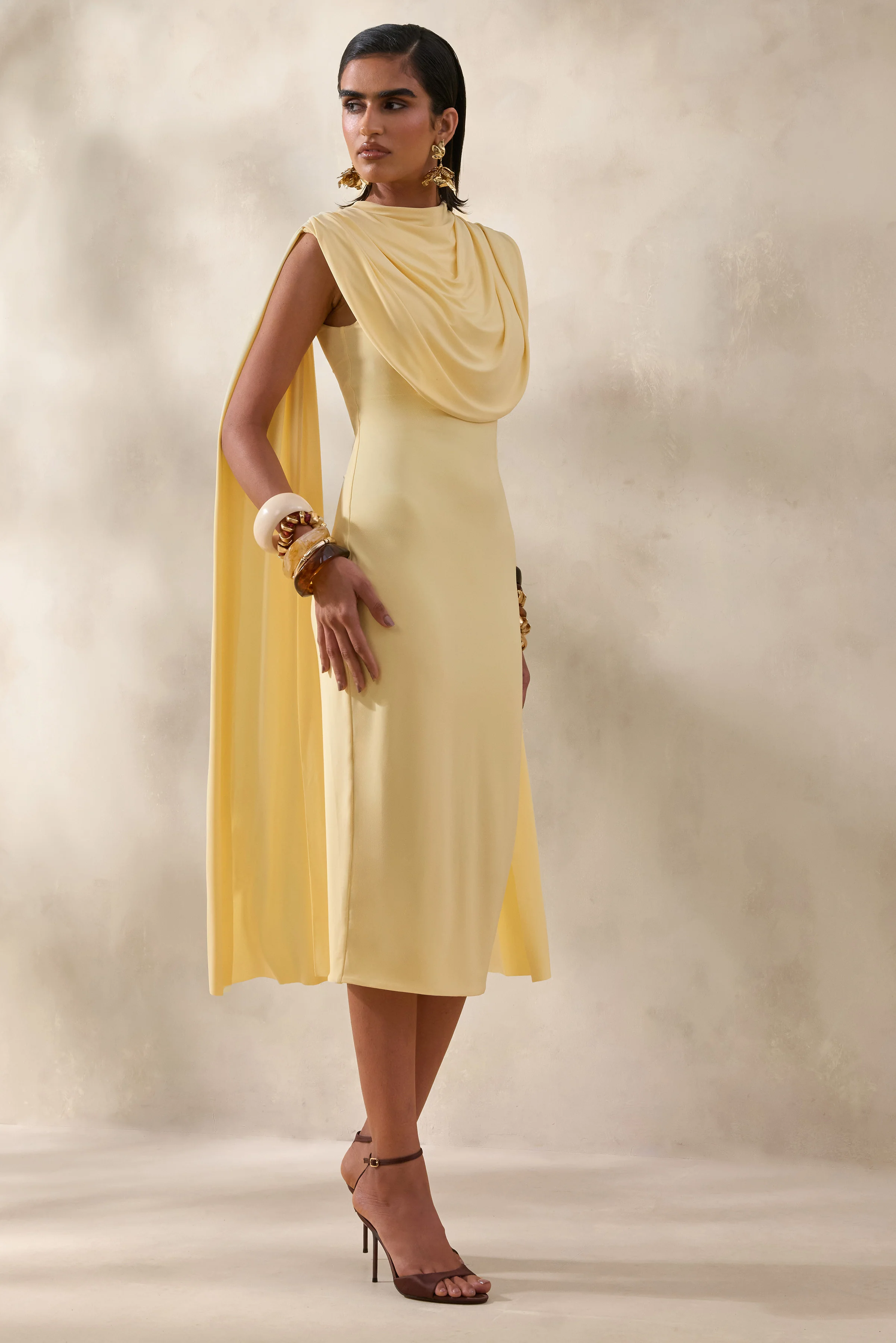 Lysandria | Robe mi-longue citron à encolure haute avec détails drapés - Image 4