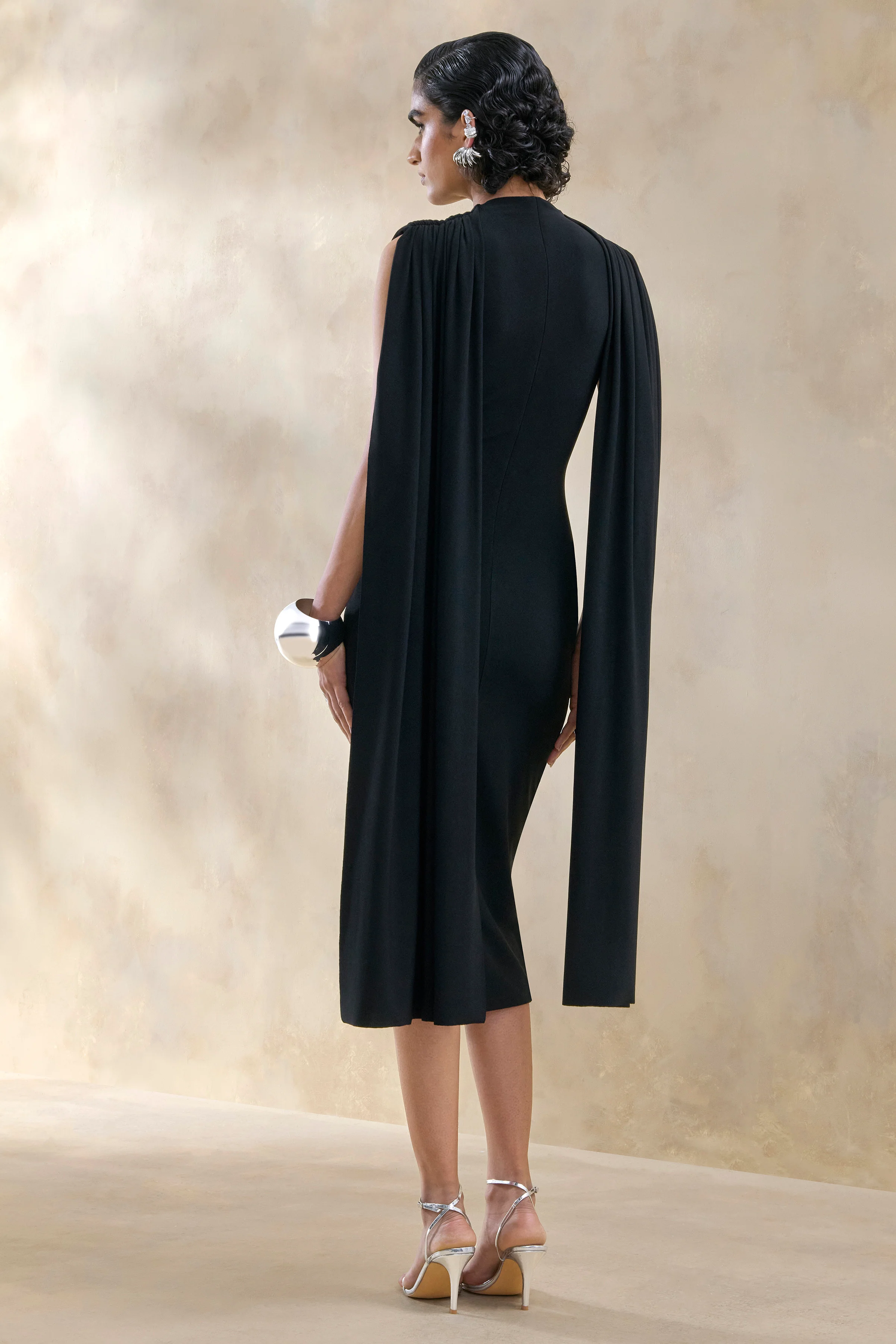 Lysandria | Robe mi-longue noire à col montant avec détails drapés - Image 2