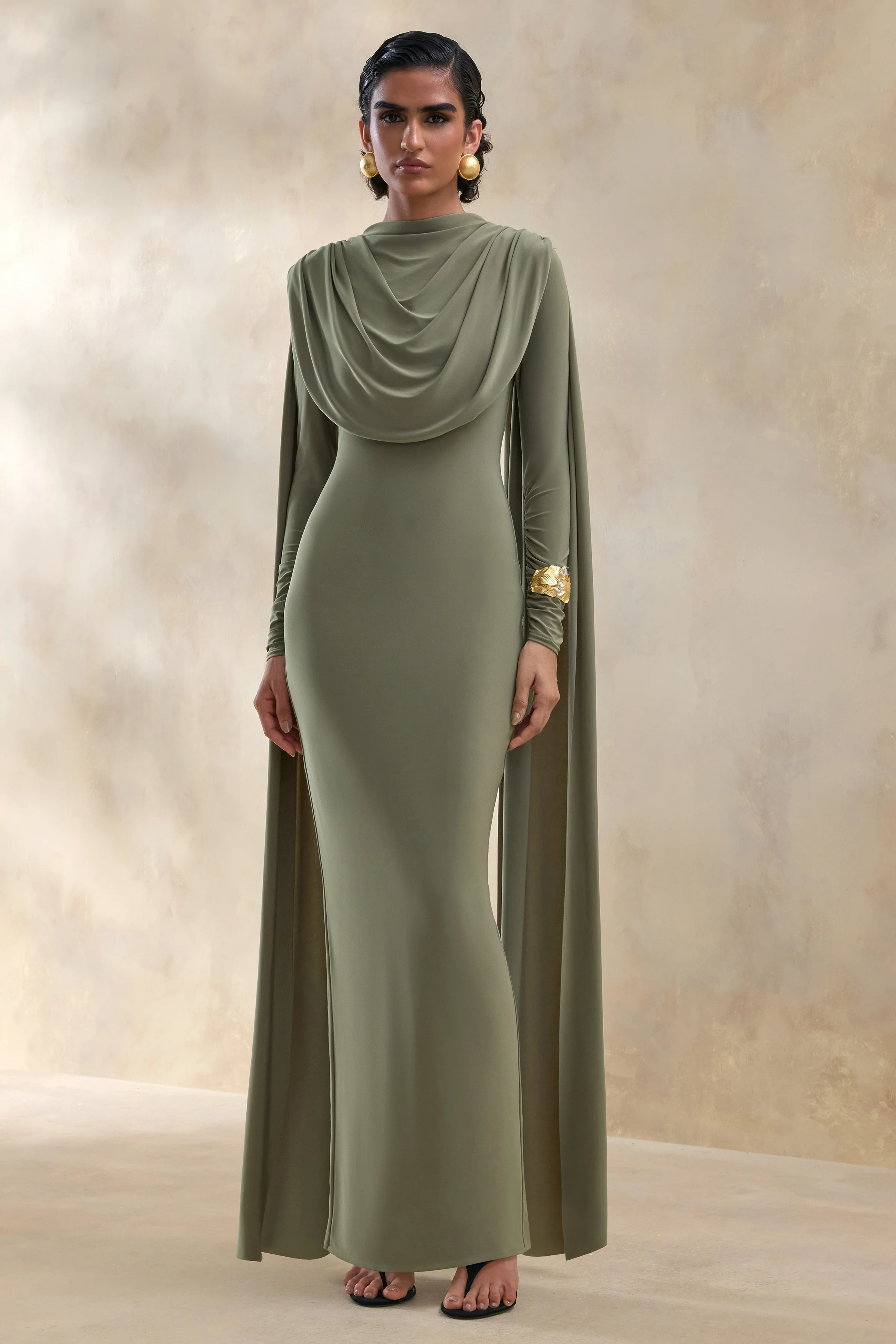 Lysoria | Robe longue olive à encolure haute avec détails drapés et manches cape