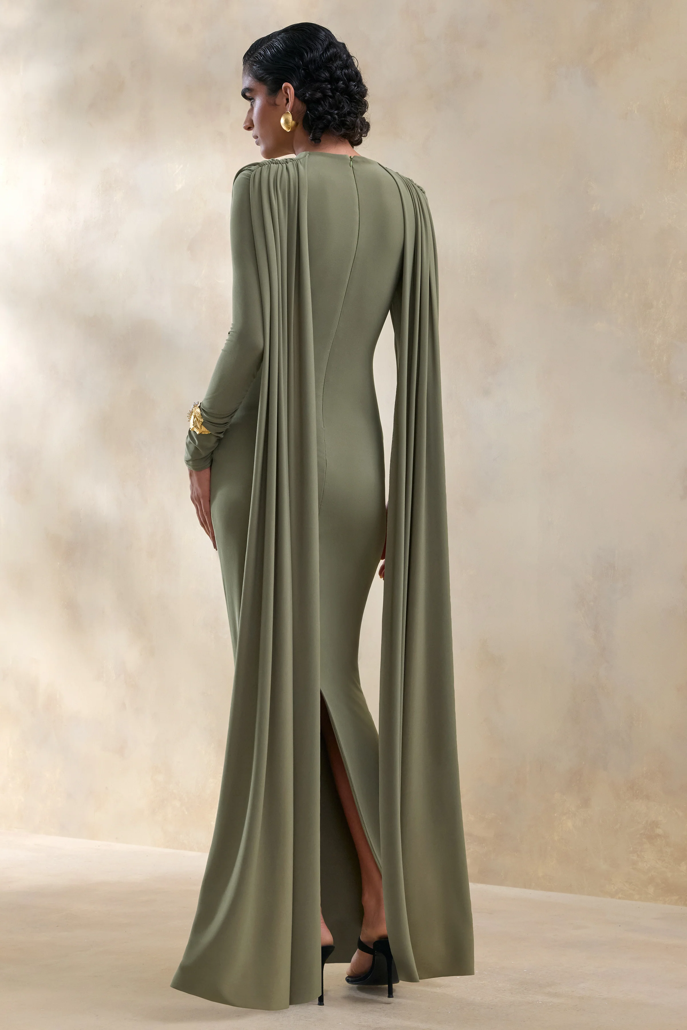 Lysoria | Robe longue olive à encolure haute avec détails drapés et manches cape - Image 2