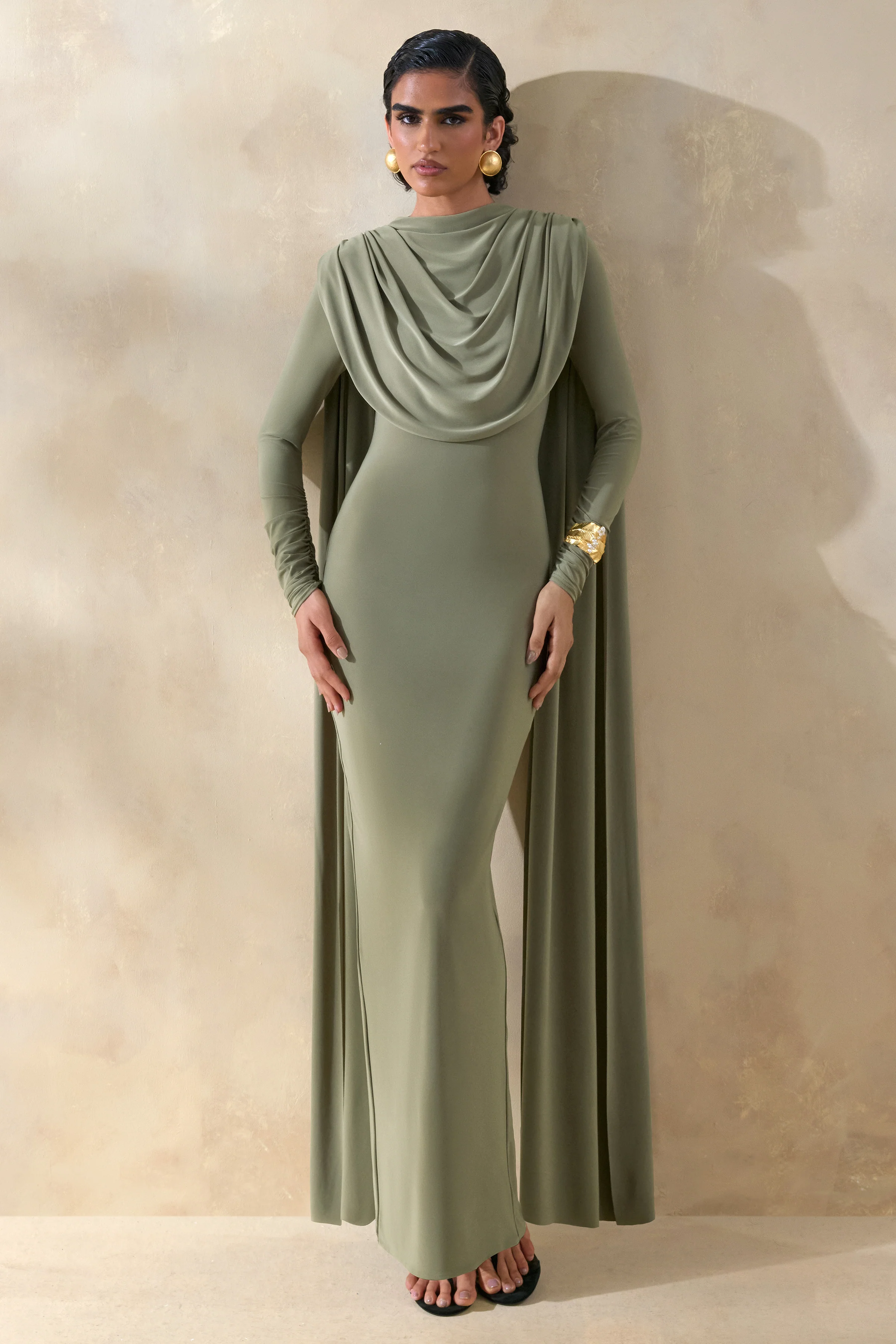 Lysoria | Robe longue olive à encolure haute avec détails drapés et manches cape - Image 4