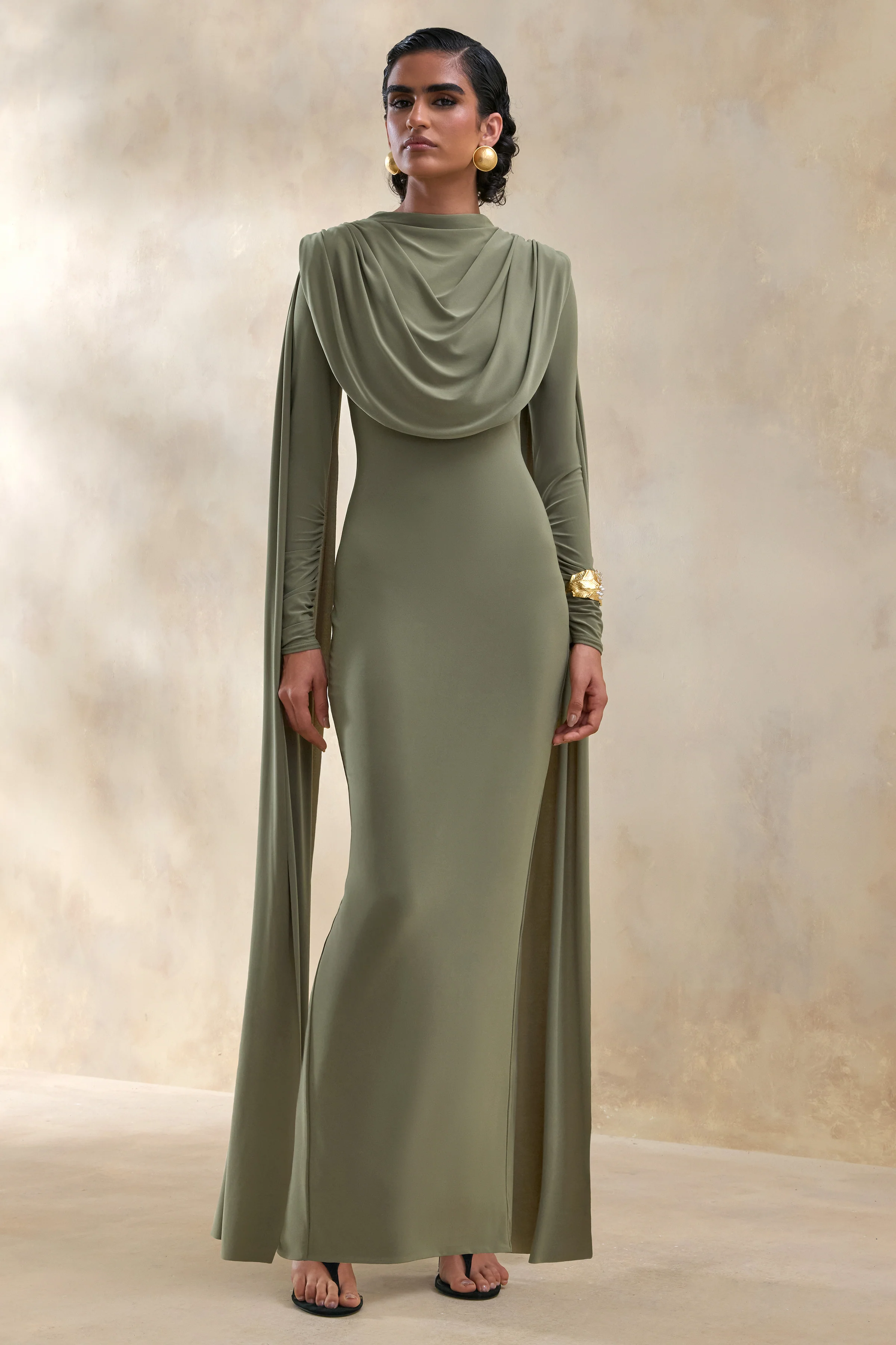 Lysoria | Robe longue olive à encolure haute avec détails drapés et manches cape - Image 5
