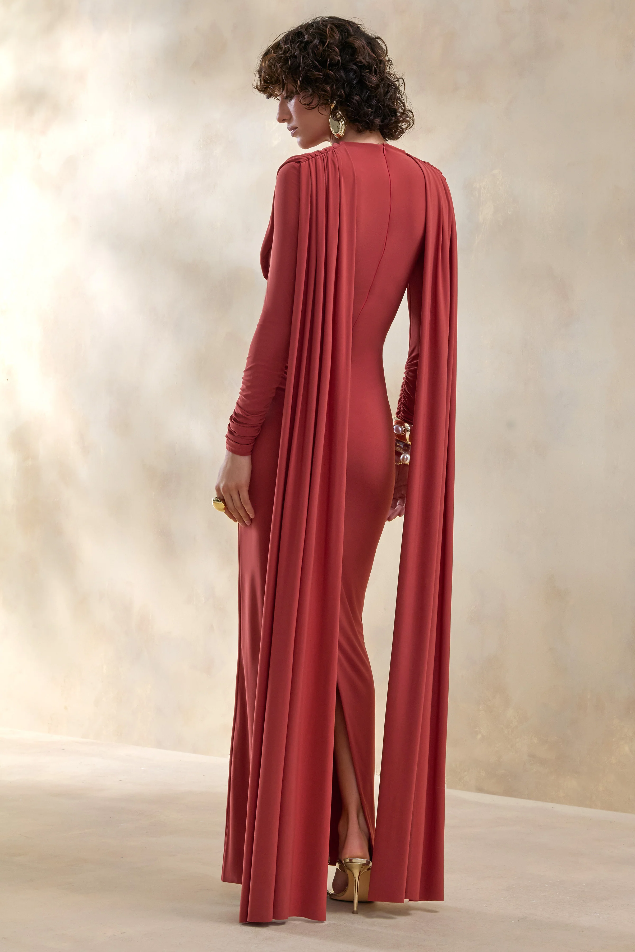 Lysoria | Robe longue rouille à encolure haute avec détails drapés et manches cape - Image 2