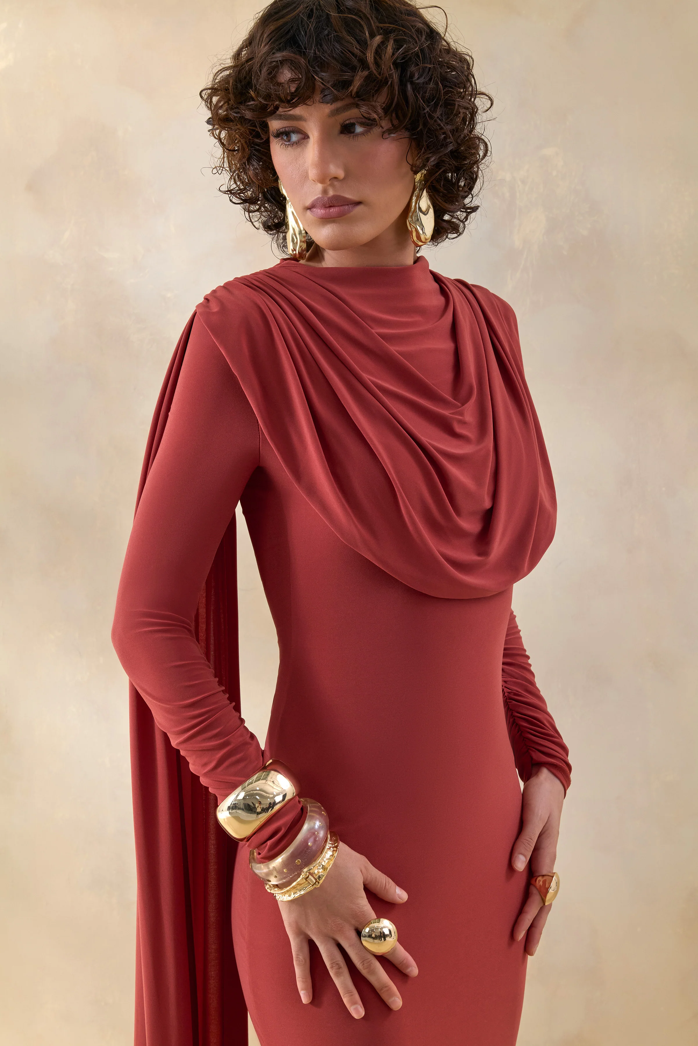 Lysoria | Robe longue rouille à encolure haute avec détails drapés et manches cape - Image 3