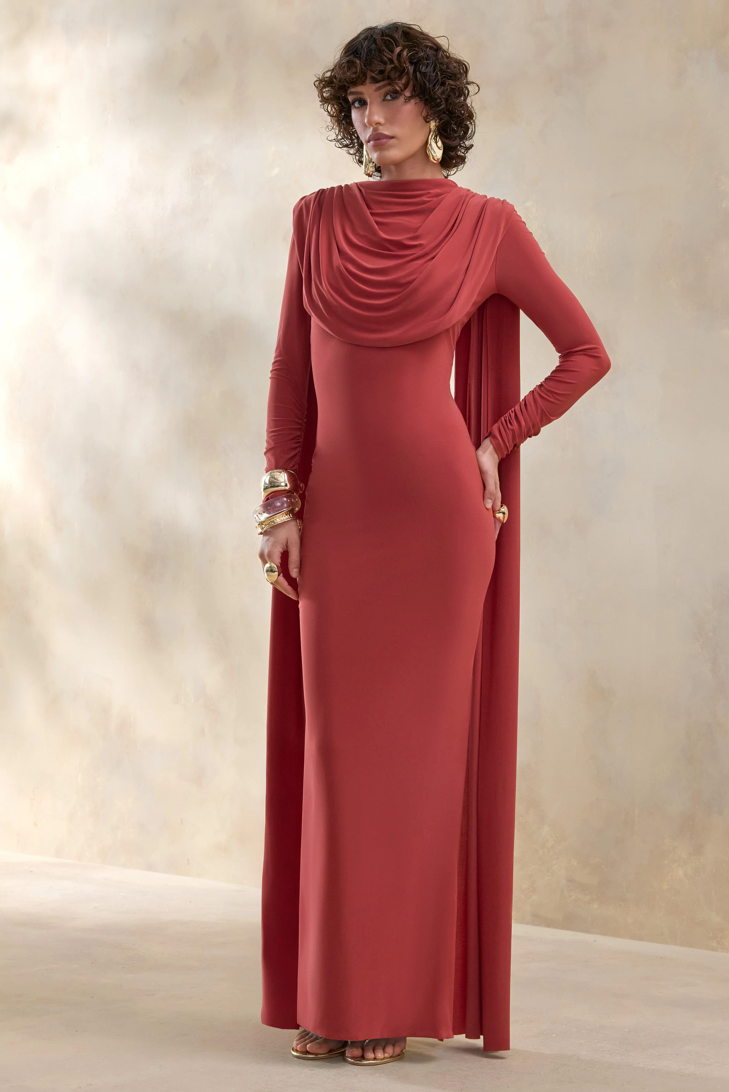 Lysoria | Robe longue rouille à encolure haute avec détails drapés et manches cape - Image 4