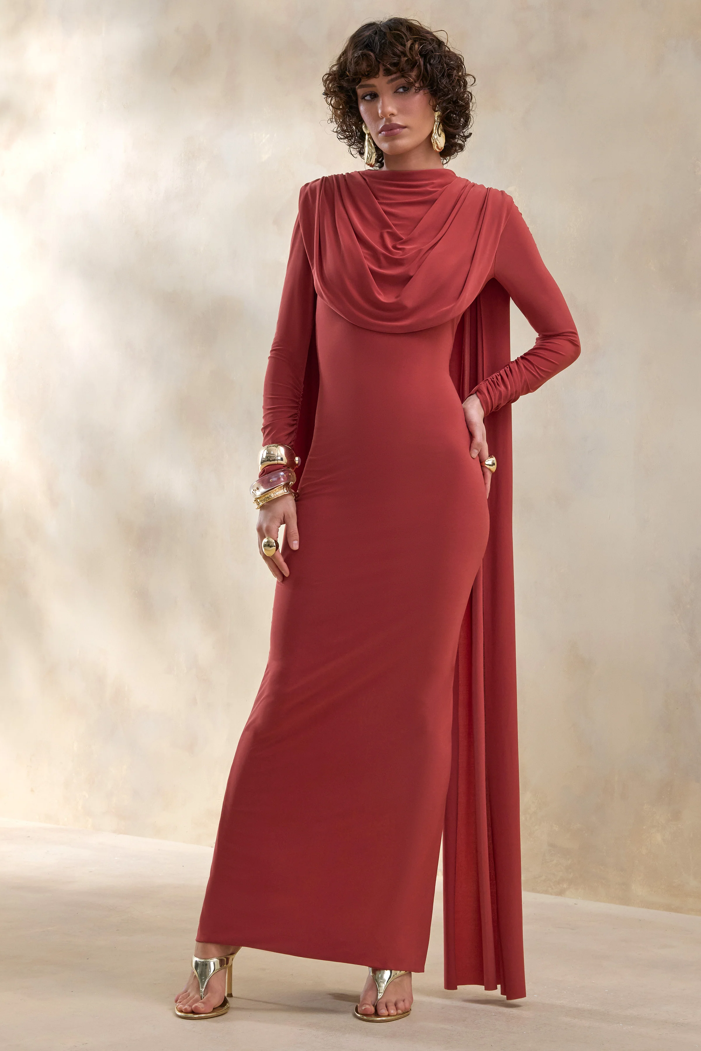 Lysoria | Robe longue rouille à encolure haute avec détails drapés et manches cape - Image 5