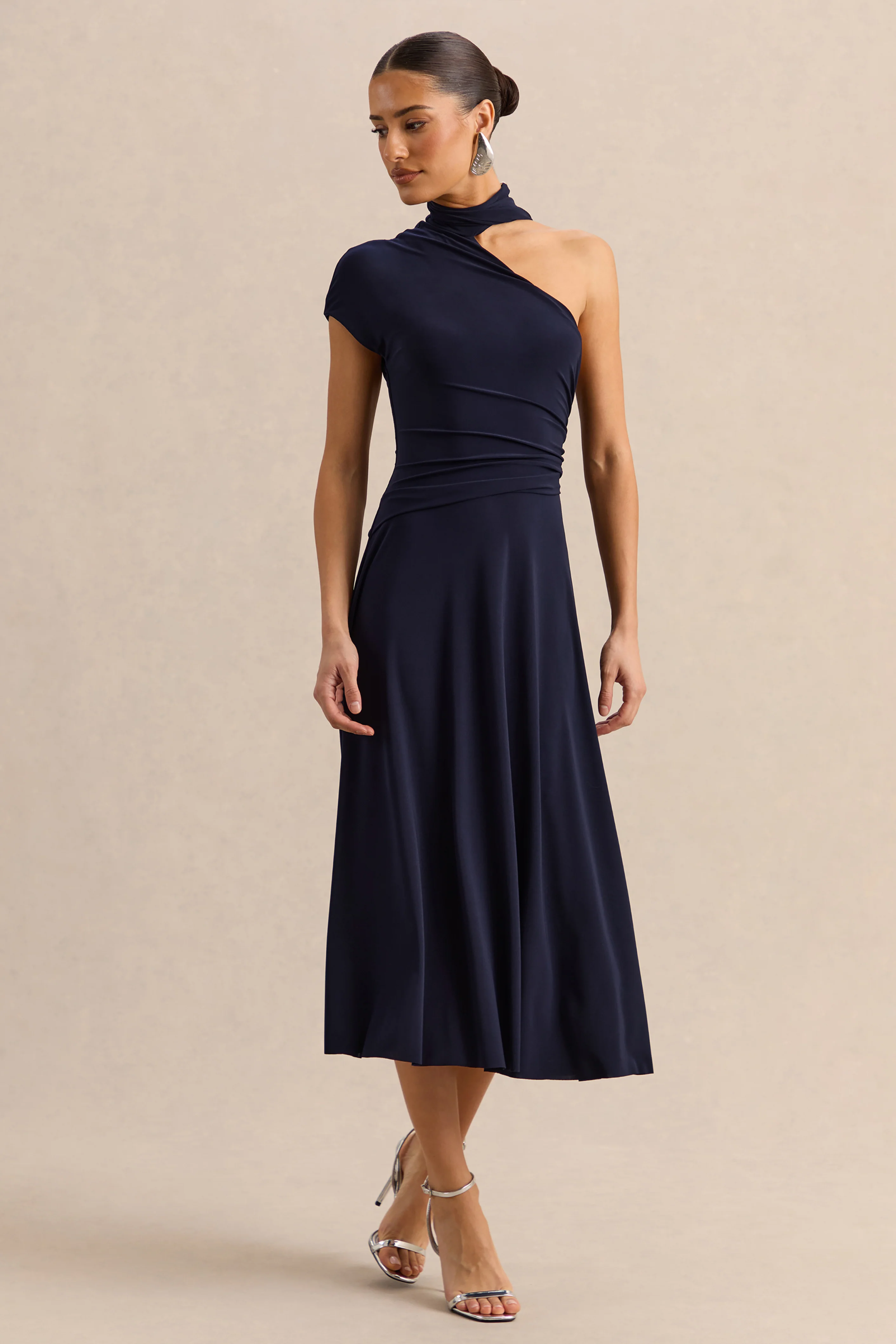 Lythara | Robe mi-longue bleu marine à encolure asymétrique avec détail d’écharpe - Image 4
