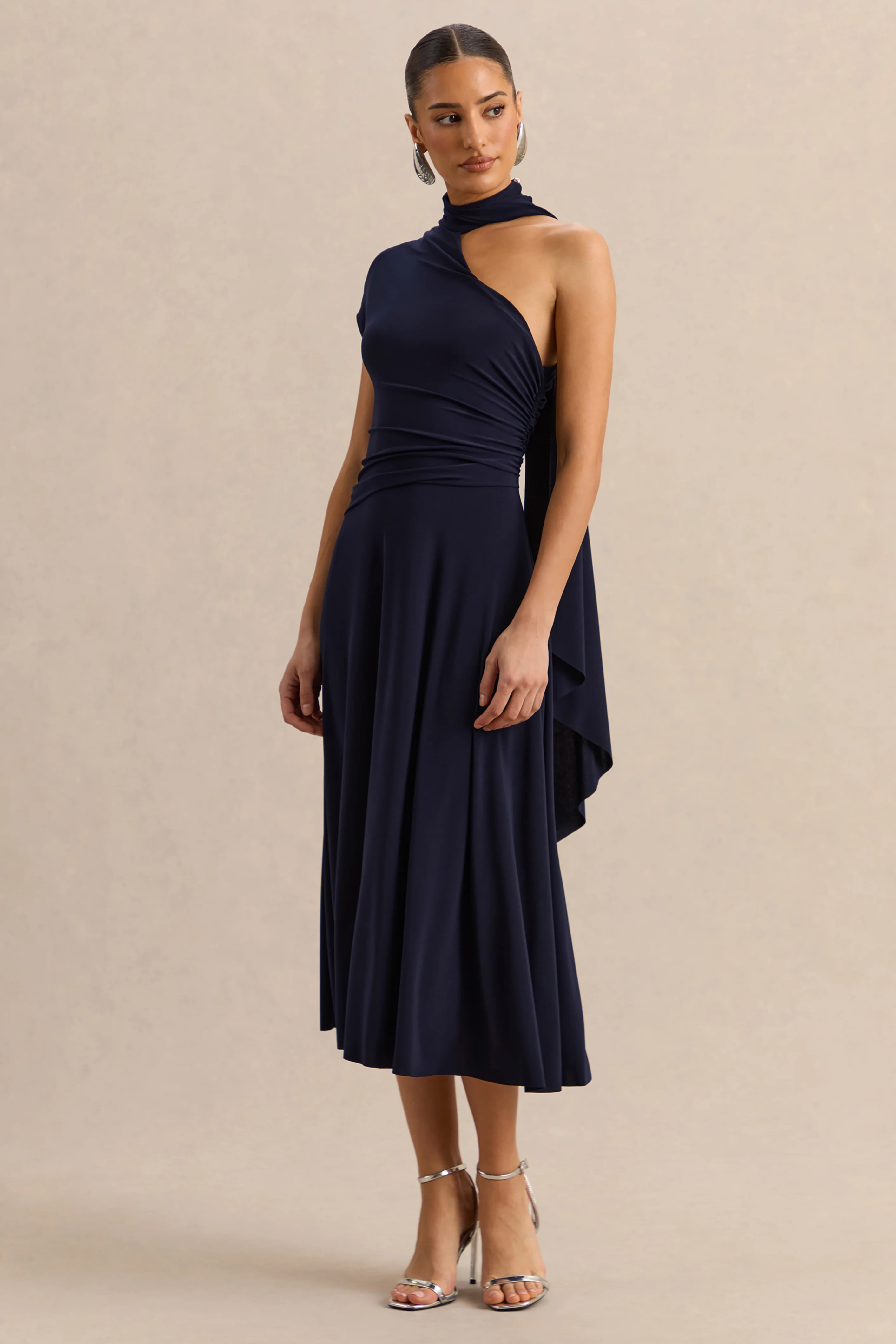Lythara | Robe mi-longue bleu marine à encolure asymétrique avec détail d’écharpe - Image 5